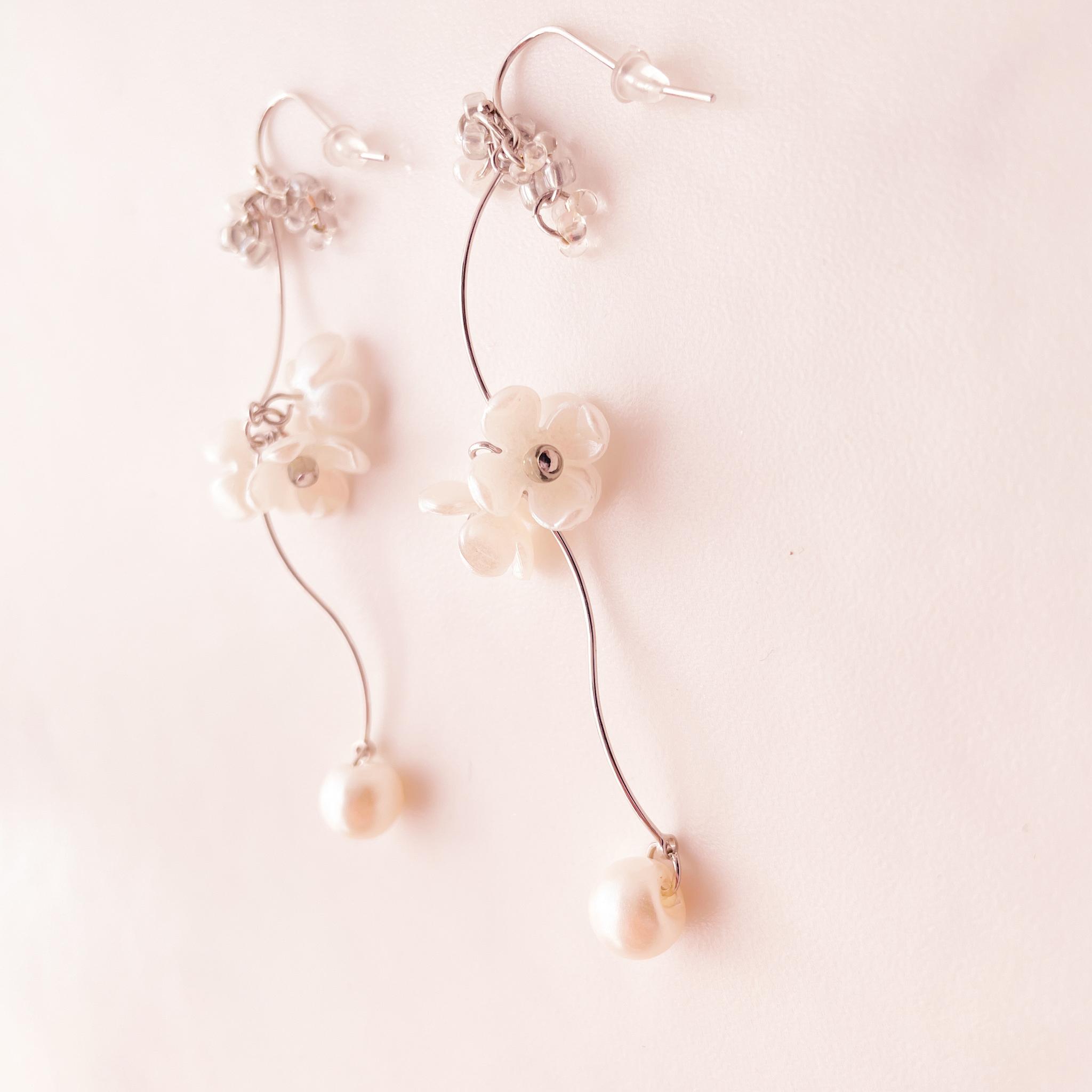 可憐な白い小花が揺れるピアス　〜フラワースイングピアス〜 | 3枚目
