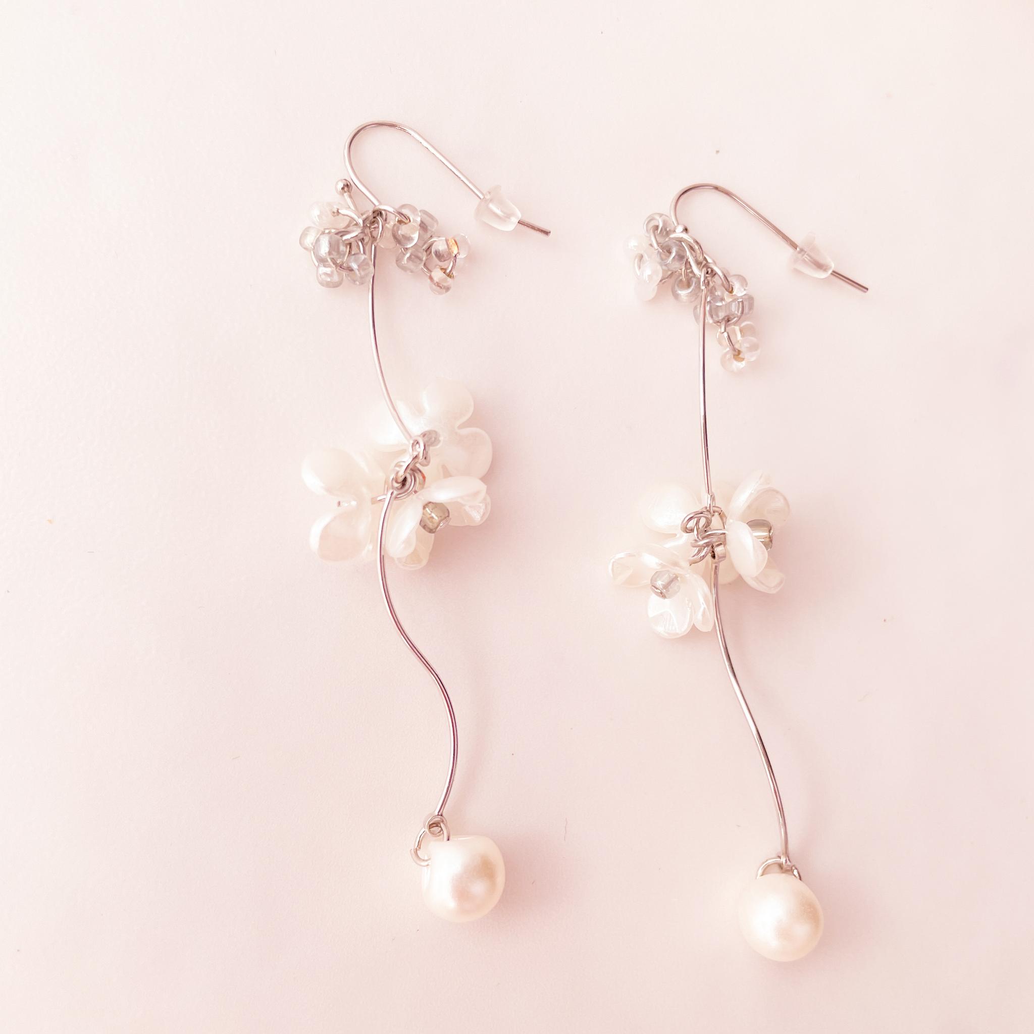 可憐な白い小花が揺れるピアス　〜フラワースイングピアス〜 | 4枚目