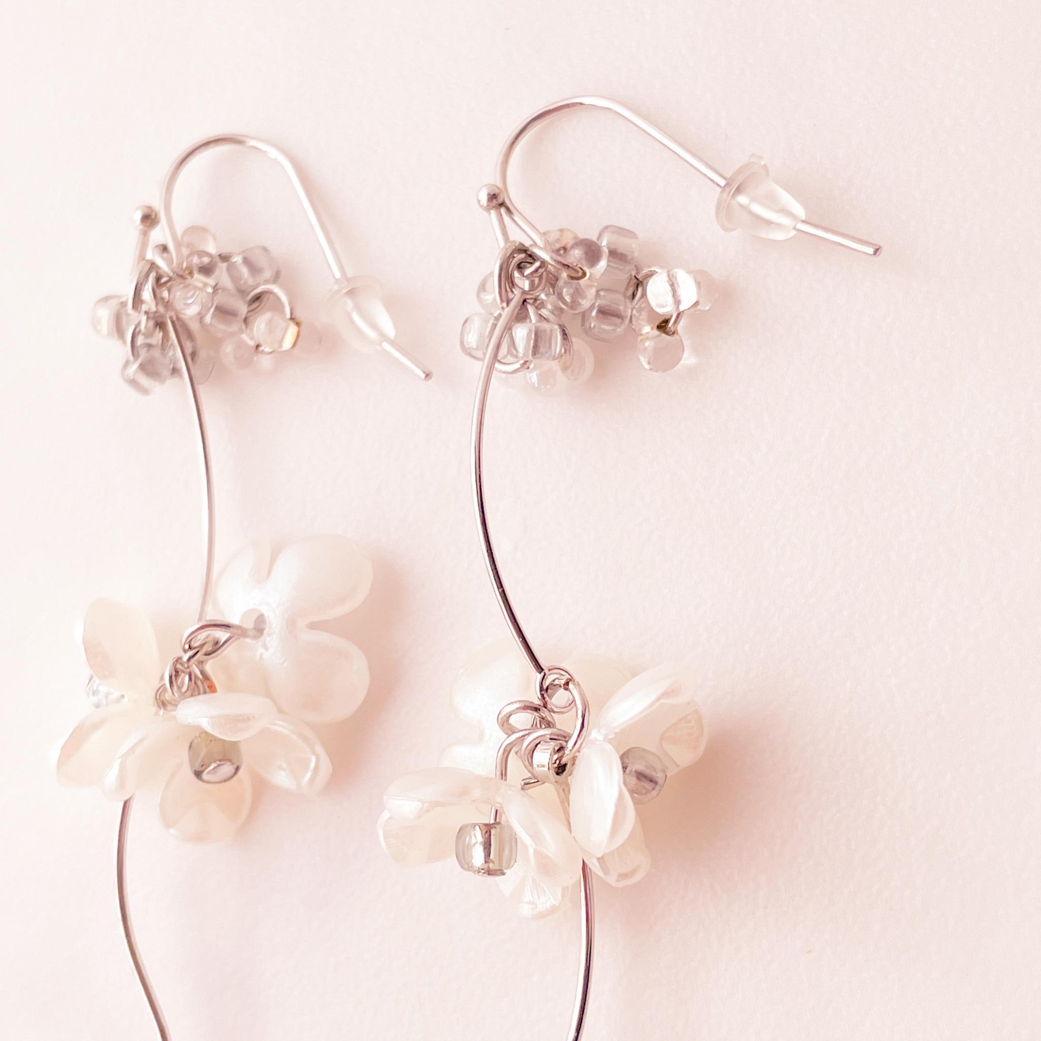 可憐な白い小花が揺れるピアス　〜フラワースイングピアス〜 | 5枚目