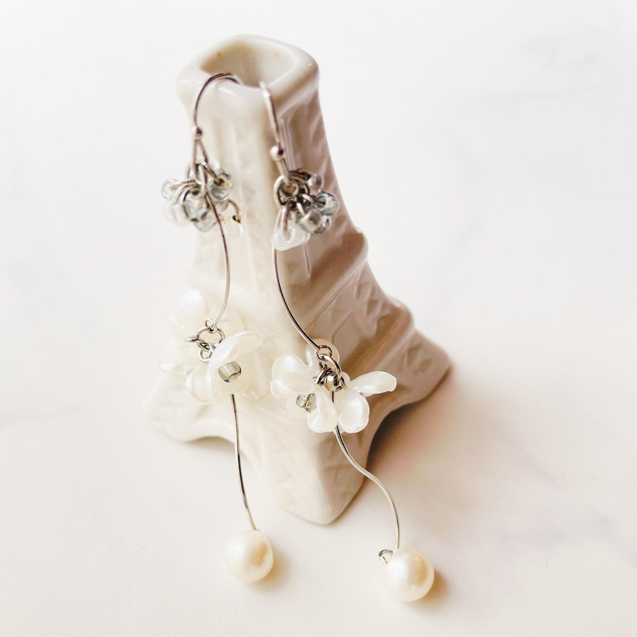 可憐な白い小花が揺れるピアス　〜フラワースイングピアス〜 | 2枚目