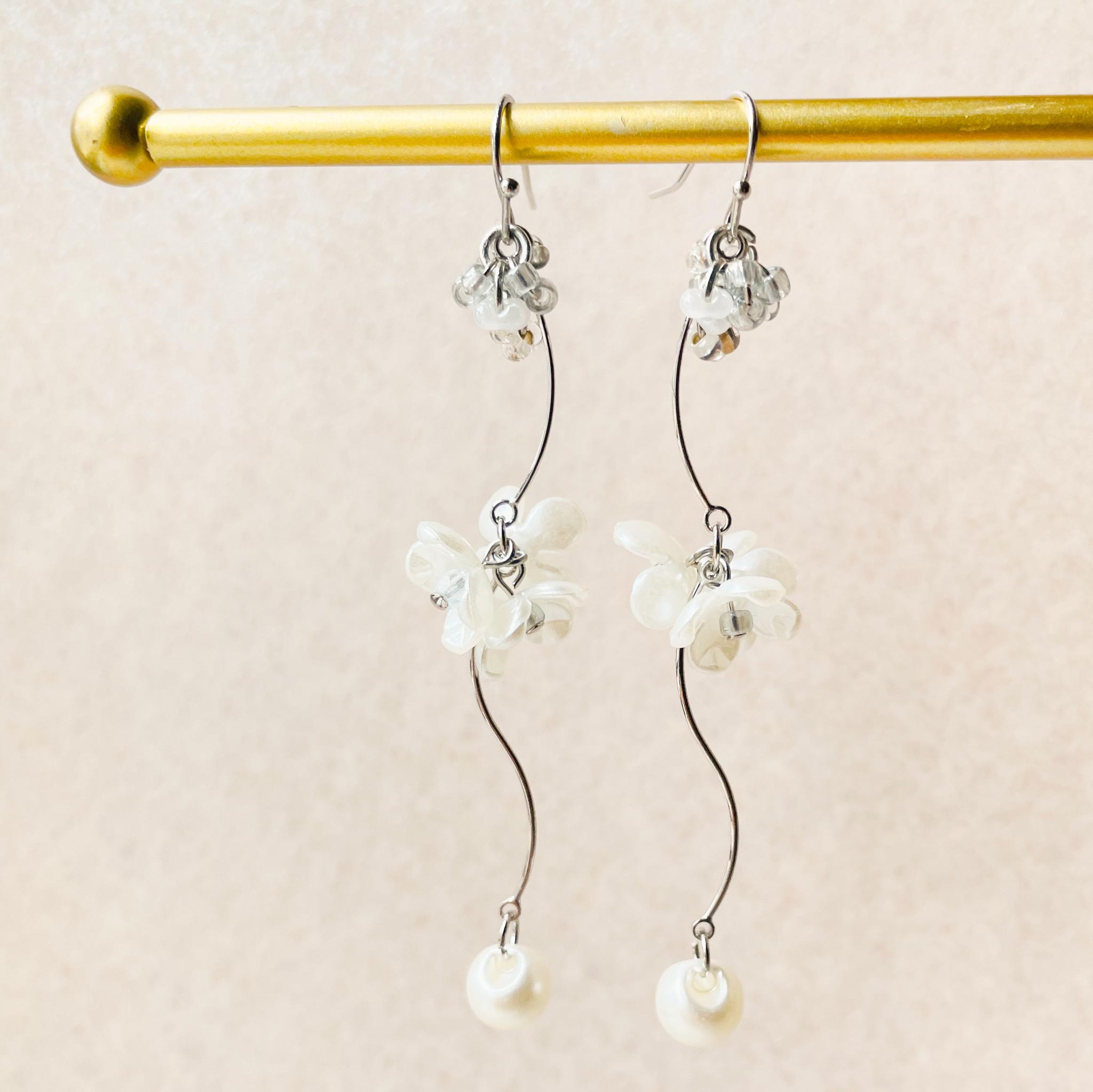 可憐な白い小花が揺れるピアス　〜フラワースイングピアス〜 | 7枚目