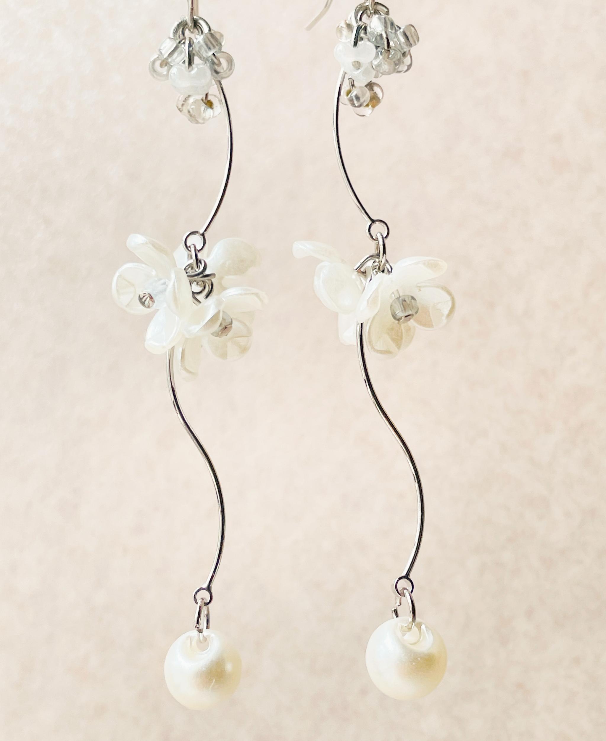 可憐な白い小花が揺れるピアス　〜フラワースイングピアス〜 | 8枚目