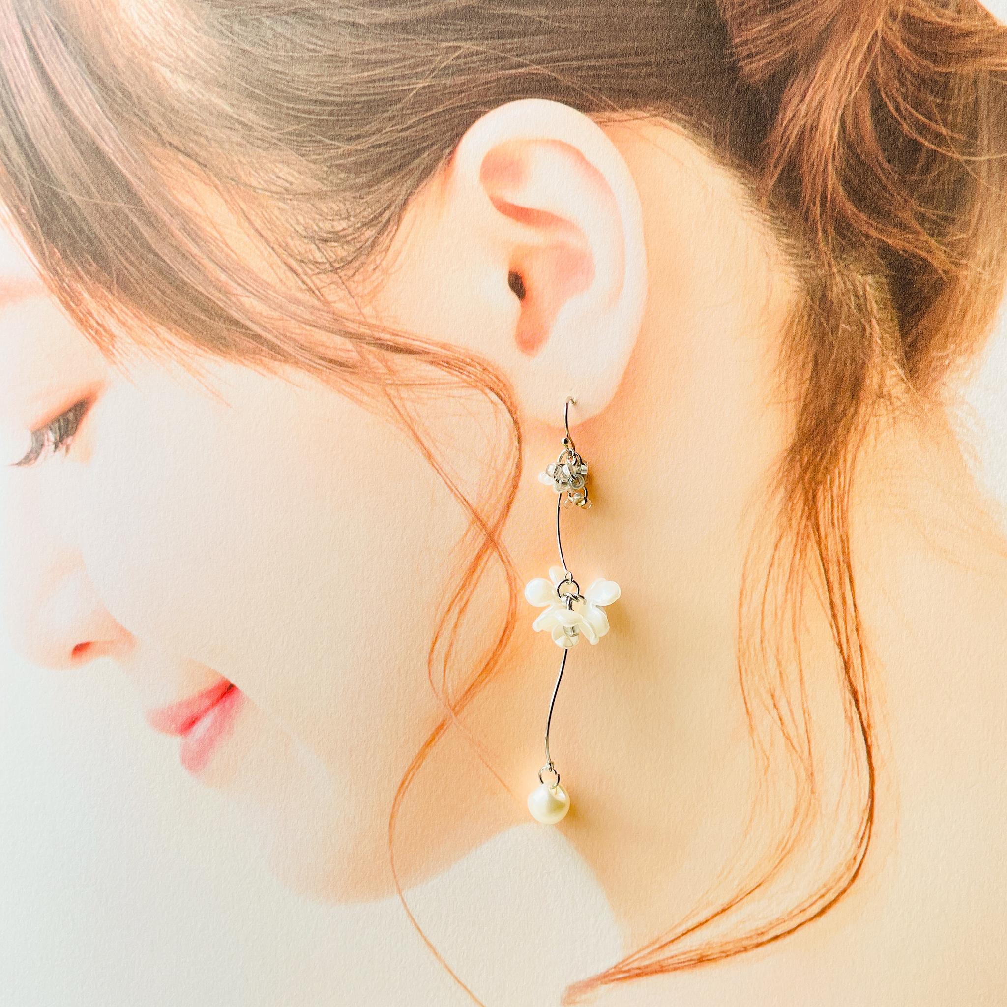 可憐な白い小花が揺れるピアス　〜フラワースイングピアス〜 | 1枚目
