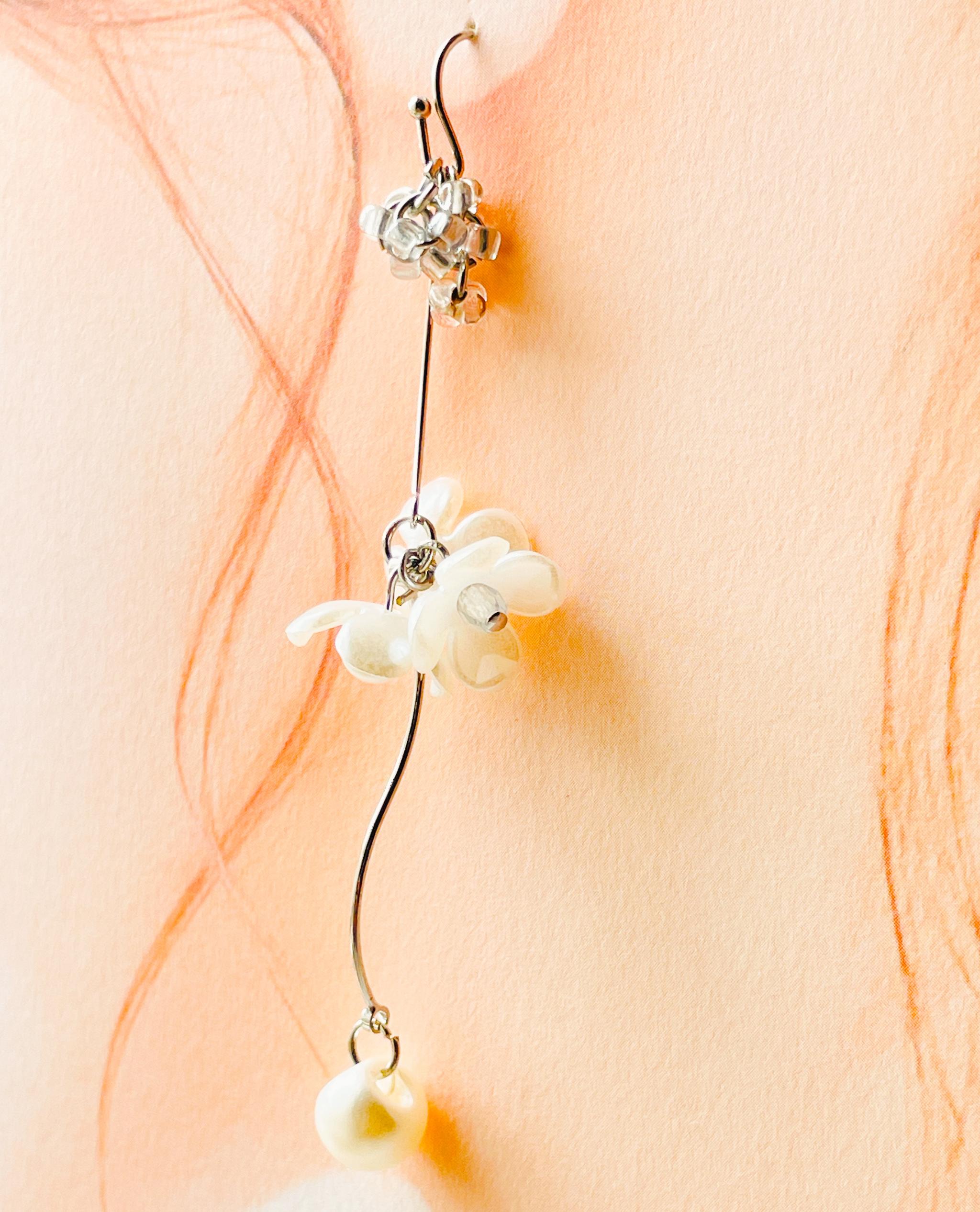 可憐な白い小花が揺れるピアス　〜フラワースイングピアス〜 | 6枚目