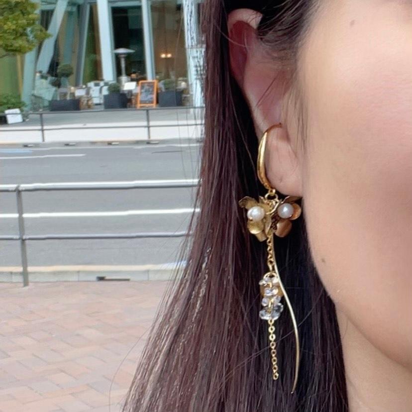 ゴールドメタルフラワーとパールが煌めく大人イヤーカフ　（ピアスイヤリングにも変更可） | 8枚目