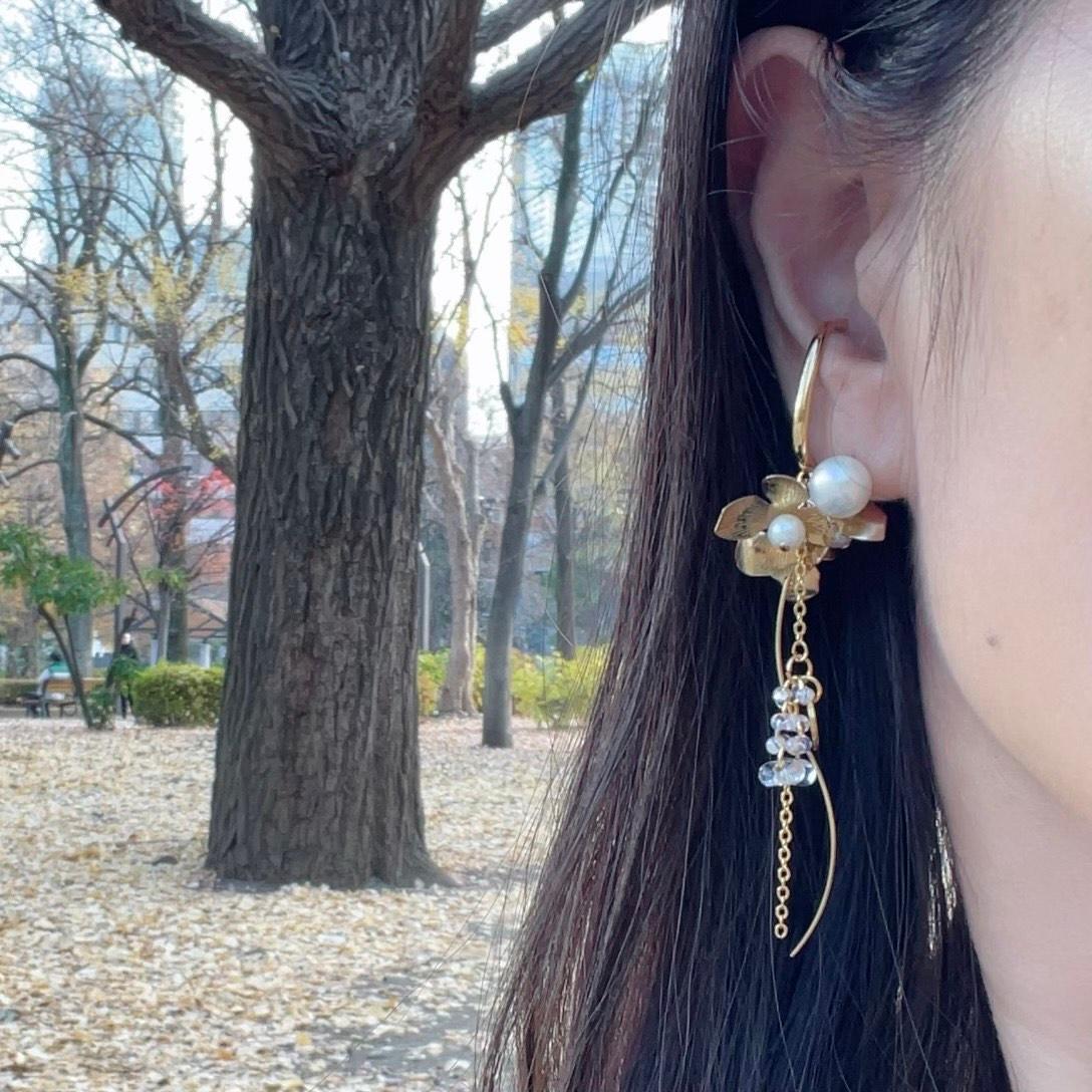 ゴールドメタルフラワーとパールが煌めく大人イヤーカフ　（ピアスイヤリングにも変更可） | 9枚目