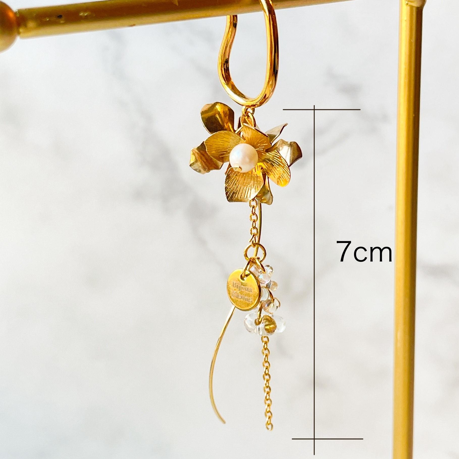 ゴールドメタルフラワーとパールが煌めく大人イヤーカフ　（ピアスイヤリングにも変更可） | 6枚目