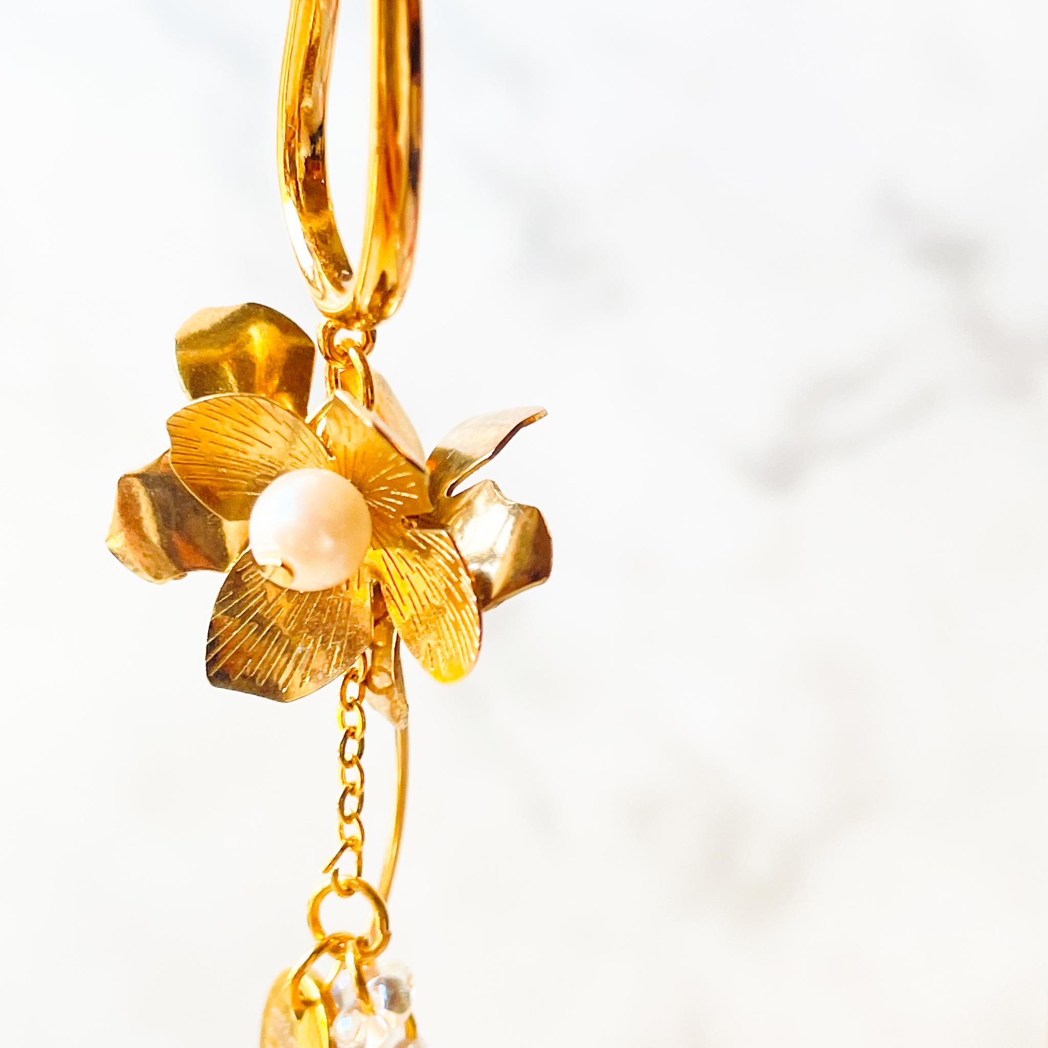 ゴールドメタルフラワーとパールが煌めく大人イヤーカフ　（ピアスイヤリングにも変更可） | 4枚目