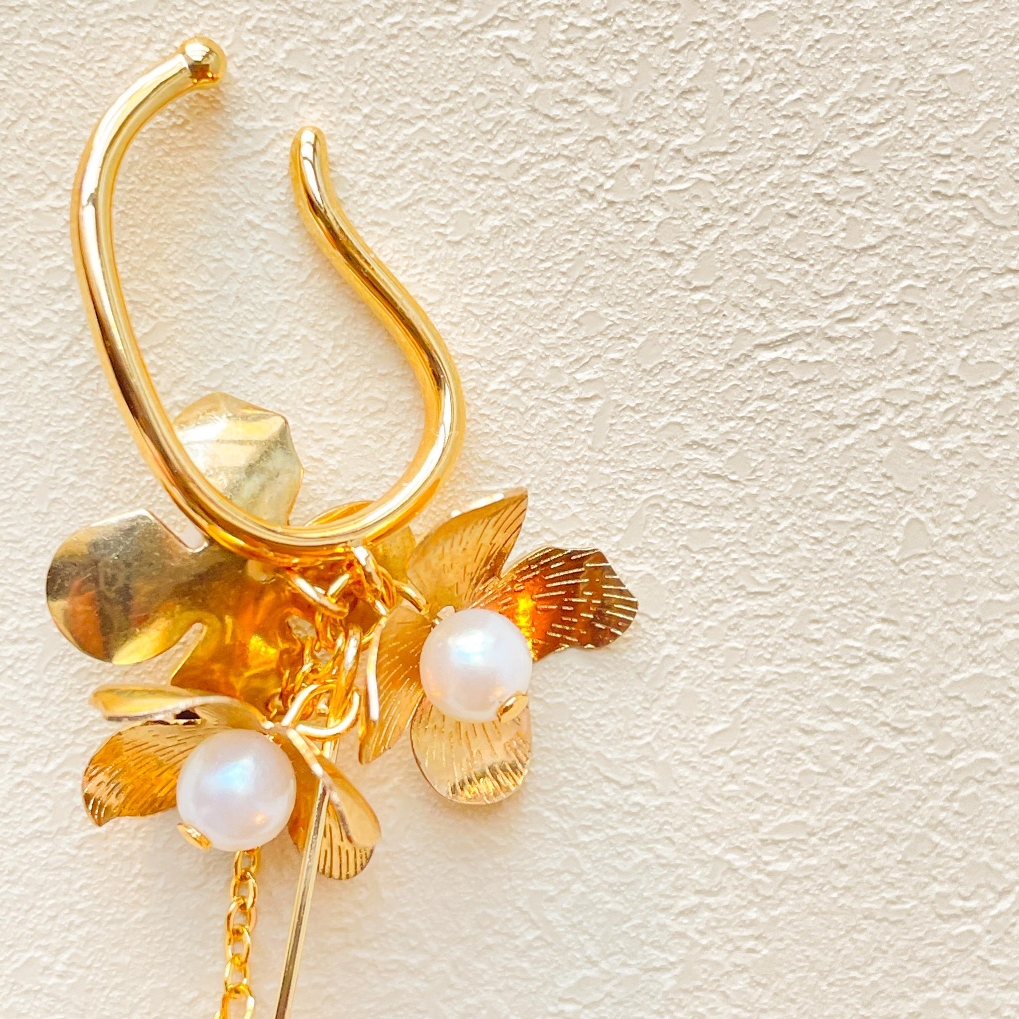 ゴールドメタルフラワーとパールが煌めく大人イヤーカフ　（ピアスイヤリングにも変更可） | 3枚目