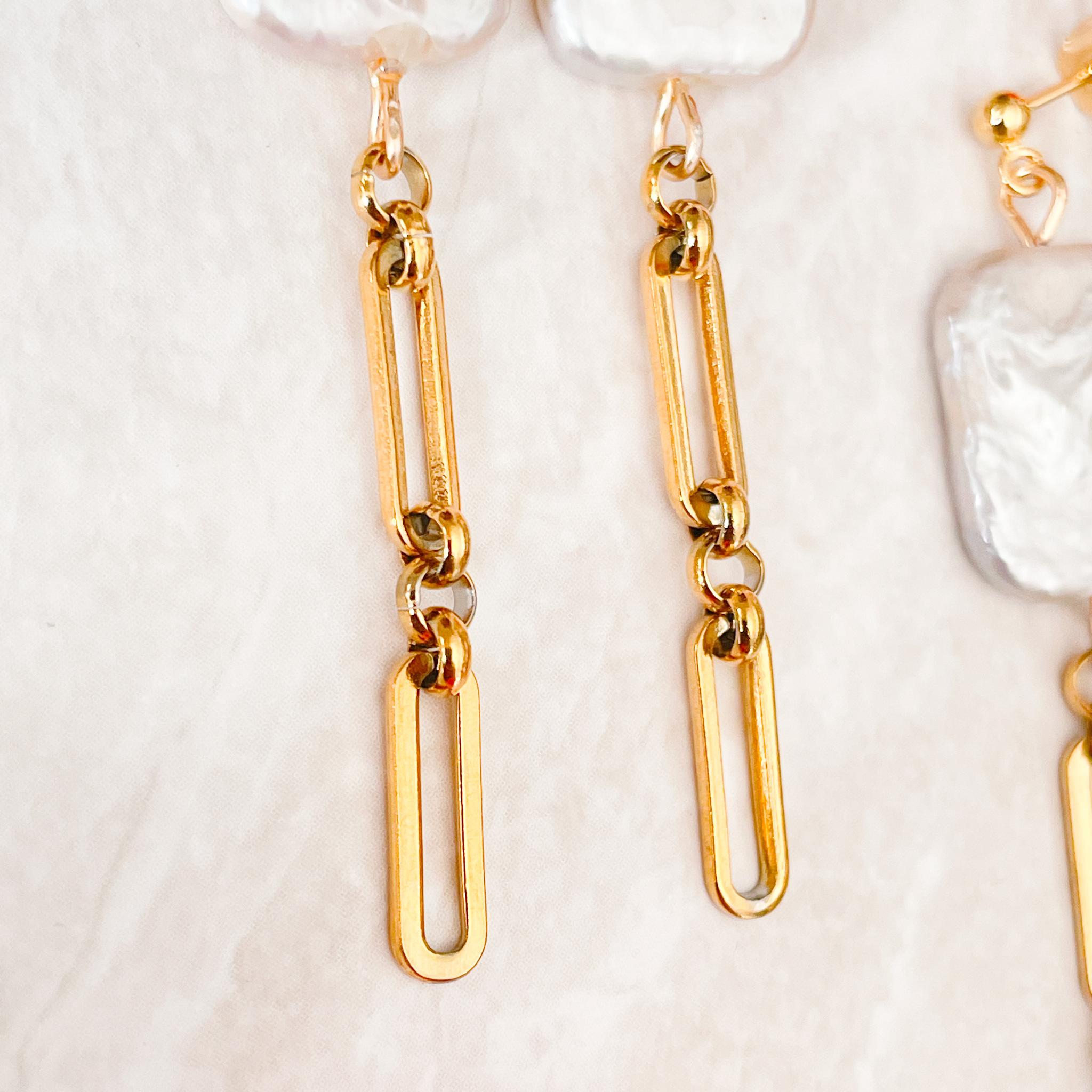 スクエアバロックパール×ゴールドステンレスチェーンの甘辛ピアス・イヤリング | 7枚目