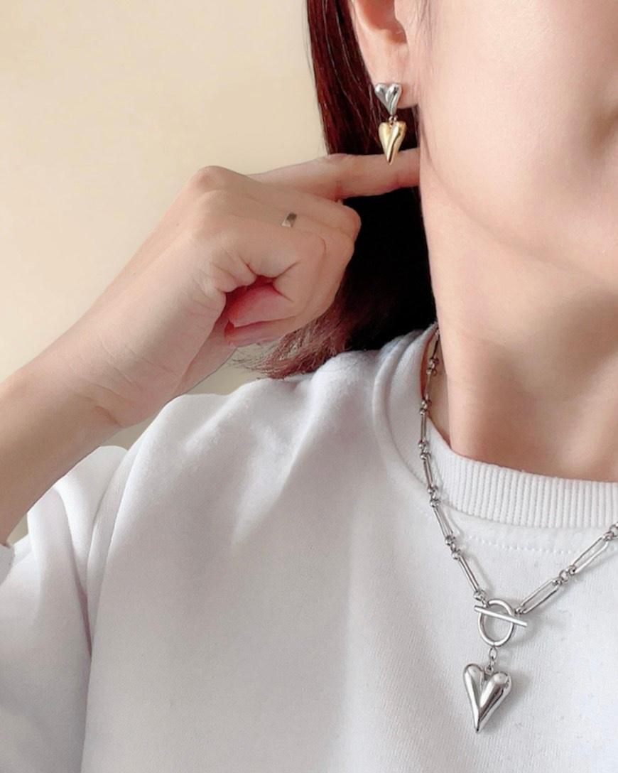 ゴールド×シルバーミックスカラーのクールなメタルダブルハートピアス | 6枚目
