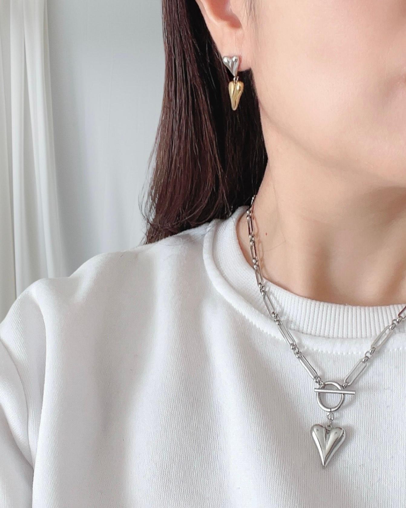 ゴールド×シルバーミックスカラーのクールなメタルダブルハートピアス | 16枚目