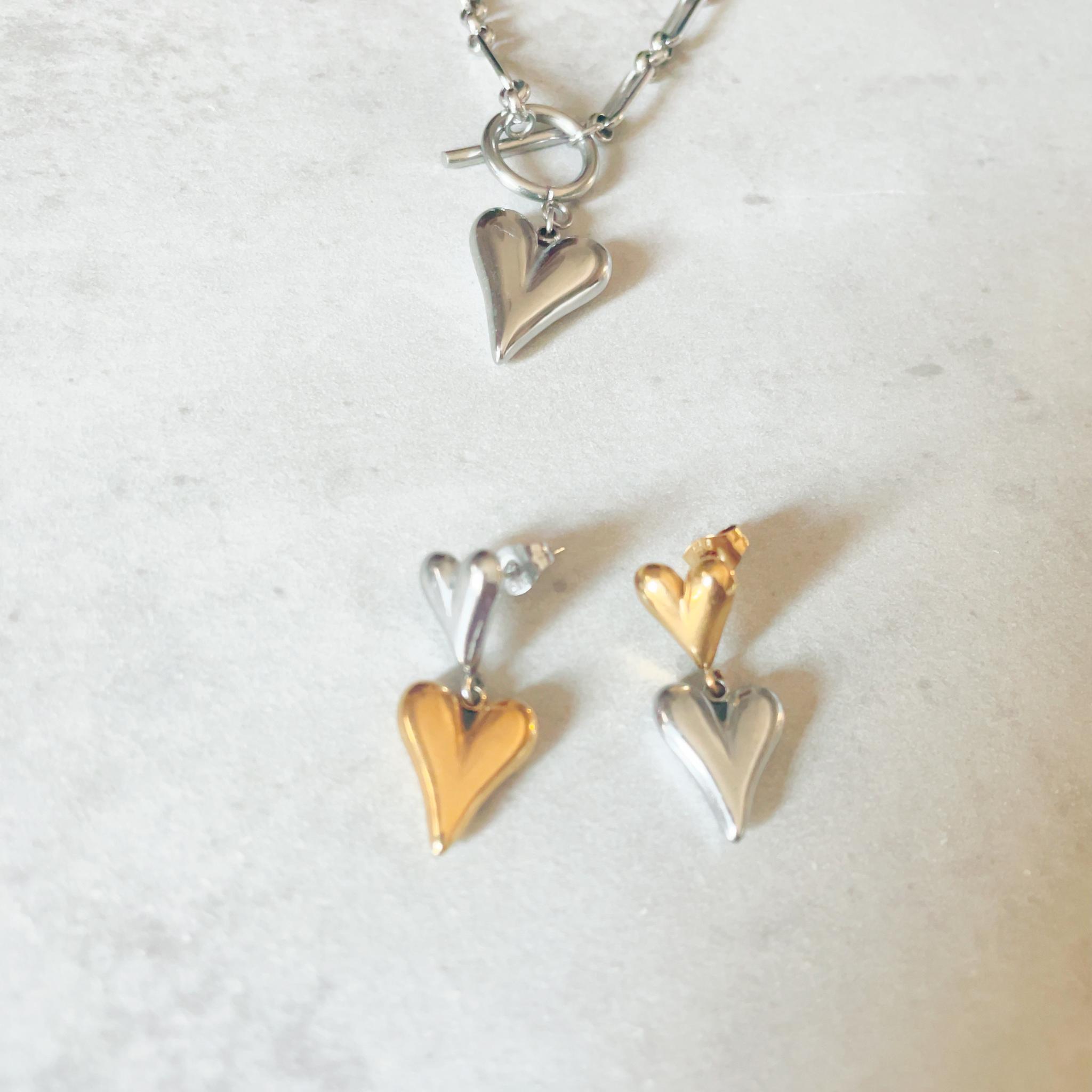 ゴールド×シルバーミックスカラーのクールなメタルダブルハートピアス | 8枚目