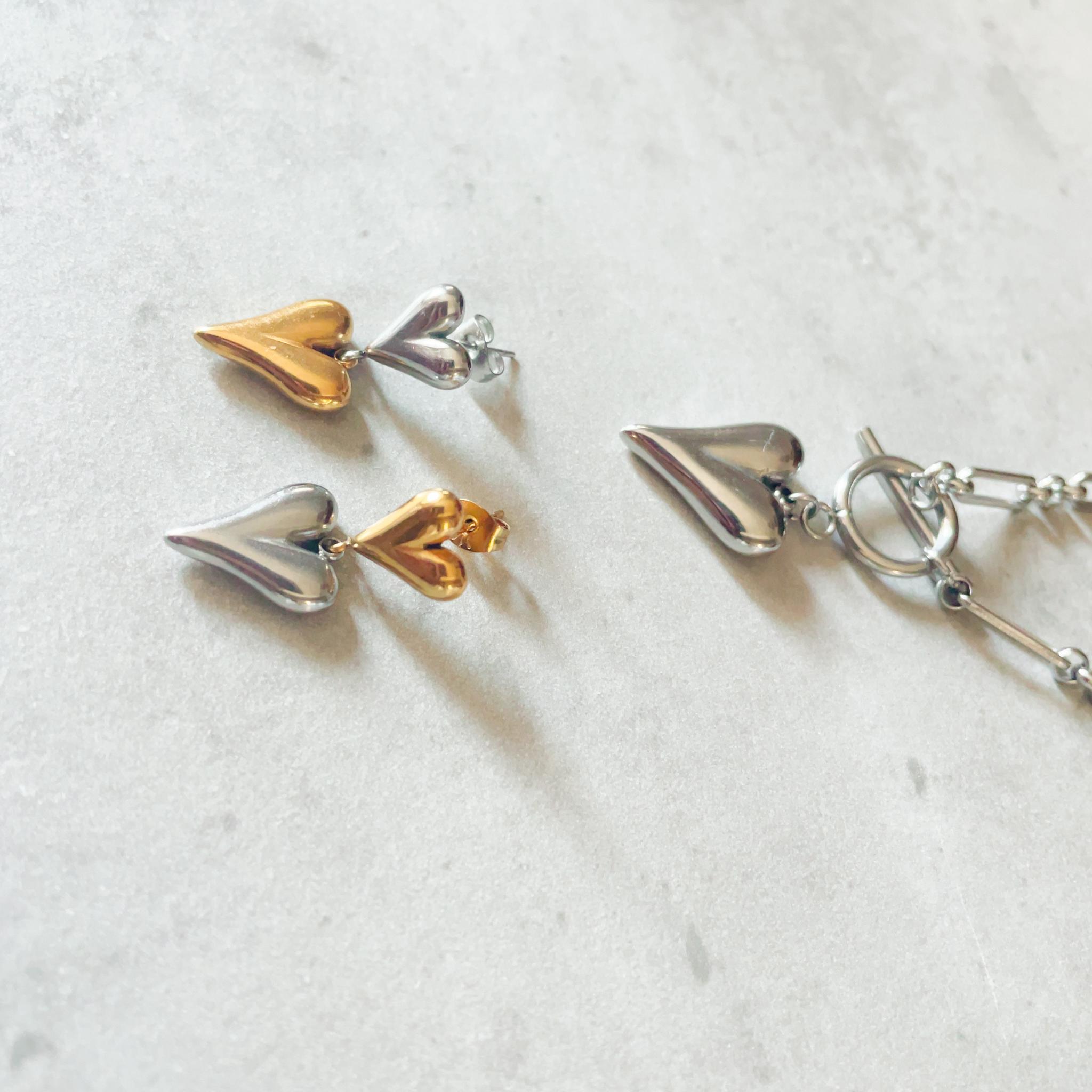 ゴールド×シルバーミックスカラーのクールなメタルダブルハートピアス | 9枚目