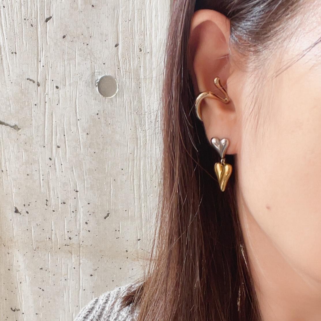 ゴールド×シルバーミックスカラーのクールなメタルダブルハートピアス | 10枚目