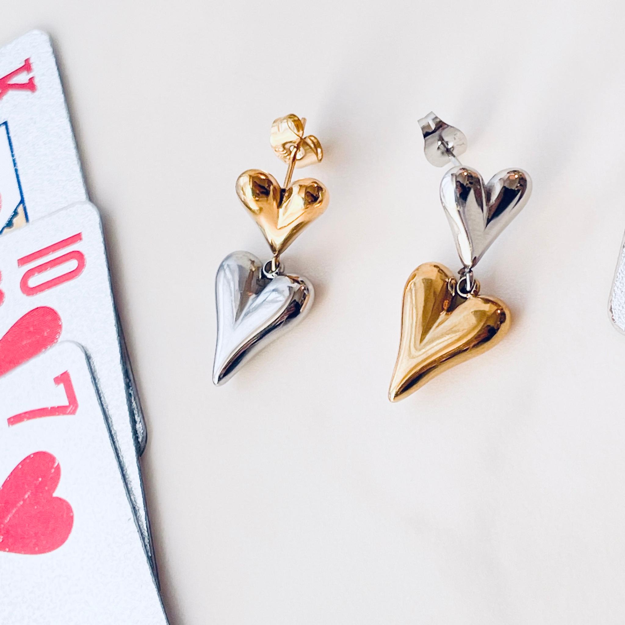 ゴールド×シルバーミックスカラーのクールなメタルダブルハートピアス | 2枚目