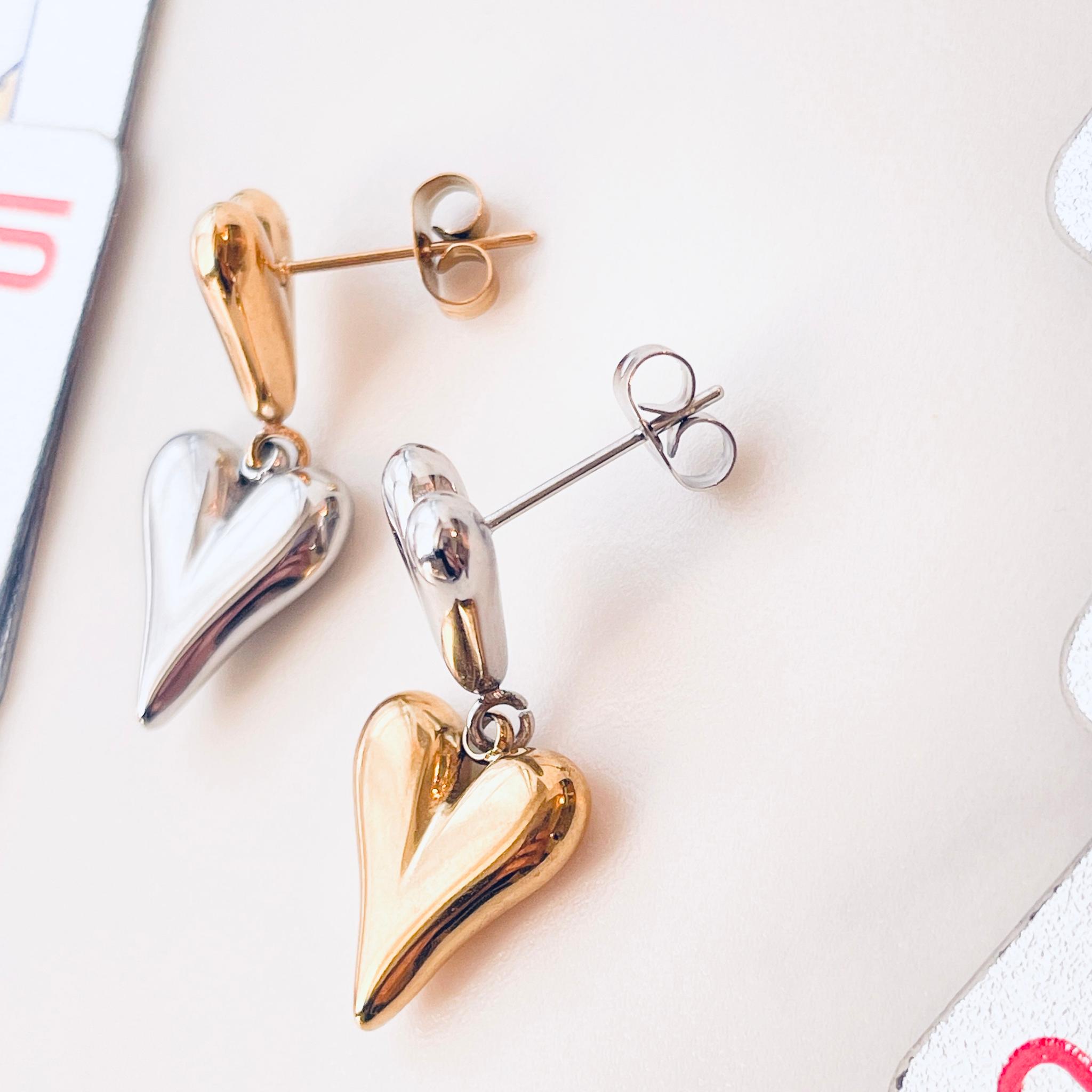 ゴールド×シルバーミックスカラーのクールなメタルダブルハートピアス | 3枚目