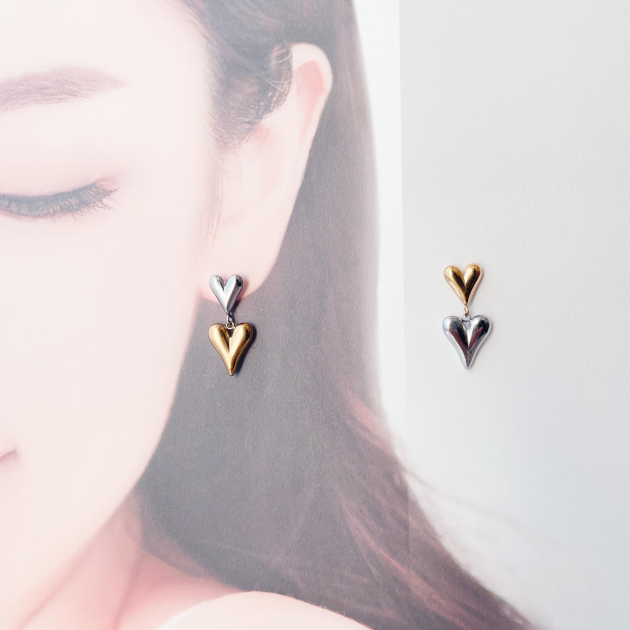 ゴールド×シルバーミックスカラーのクールなメタルダブルハートピアス | 4枚目