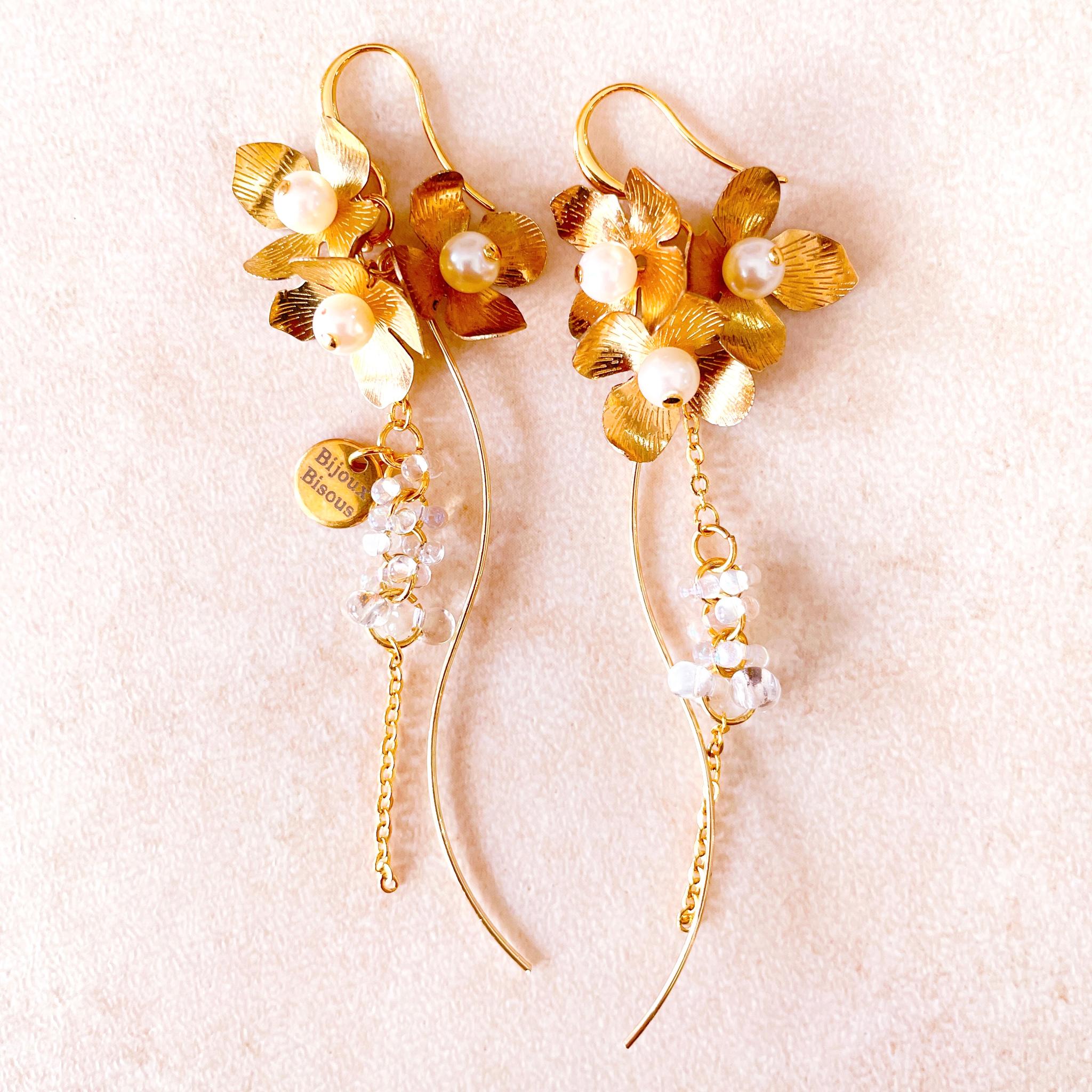 ゴールドメタルフラワーとパール・チェコビーズが煌めく大人のピアス・イヤリング　お呼ばれ　オケージョン