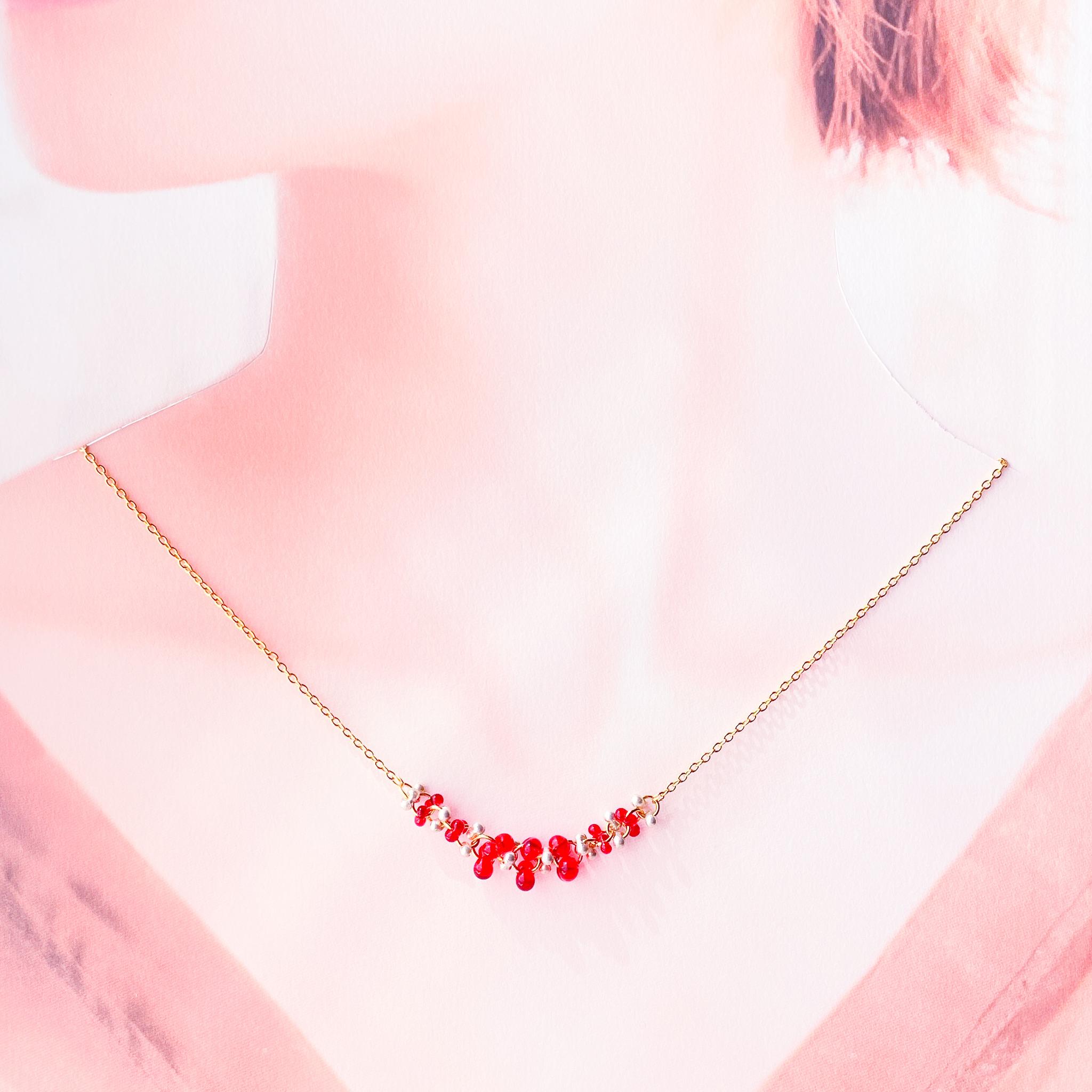 赤いチェコビーズのエレガントネックレス