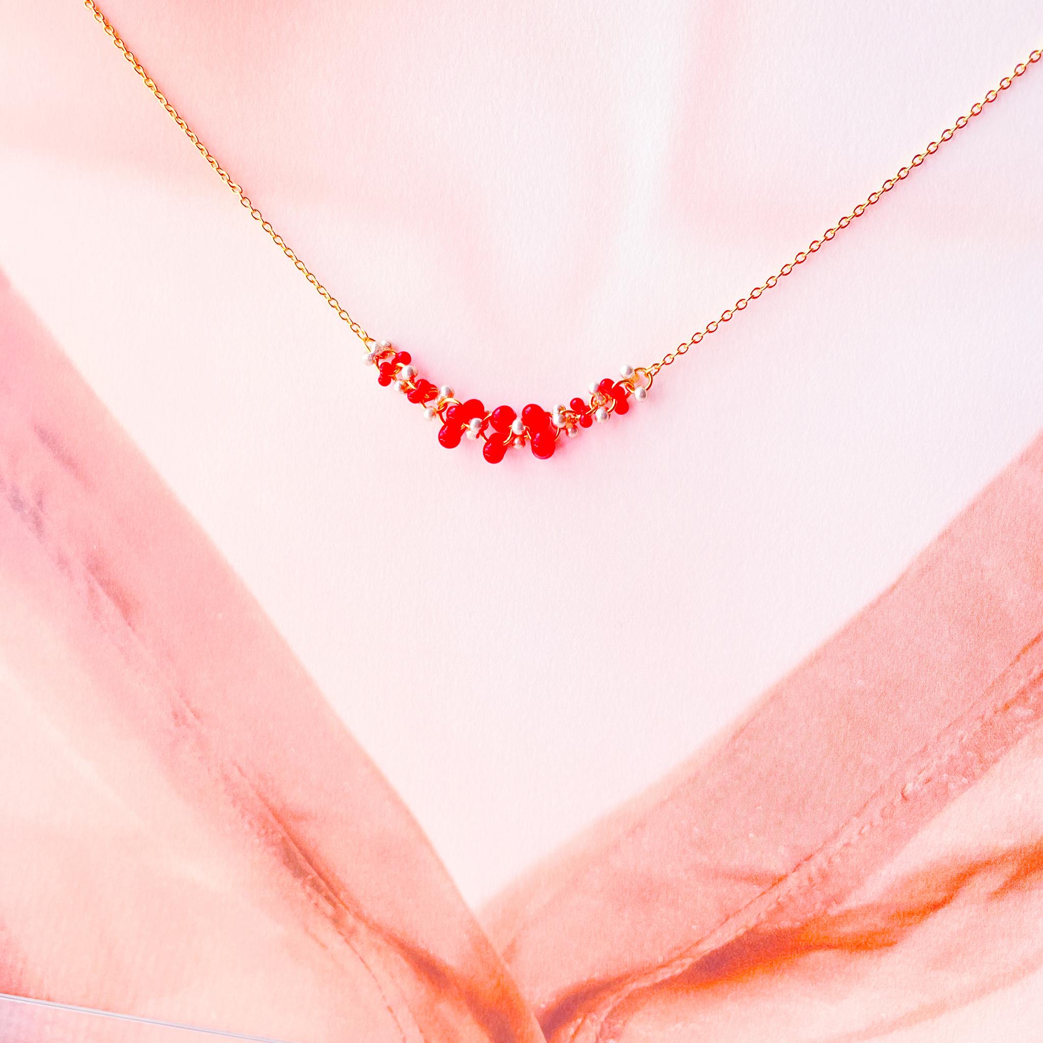 赤いチェコビーズのエレガントネックレス | 2枚目