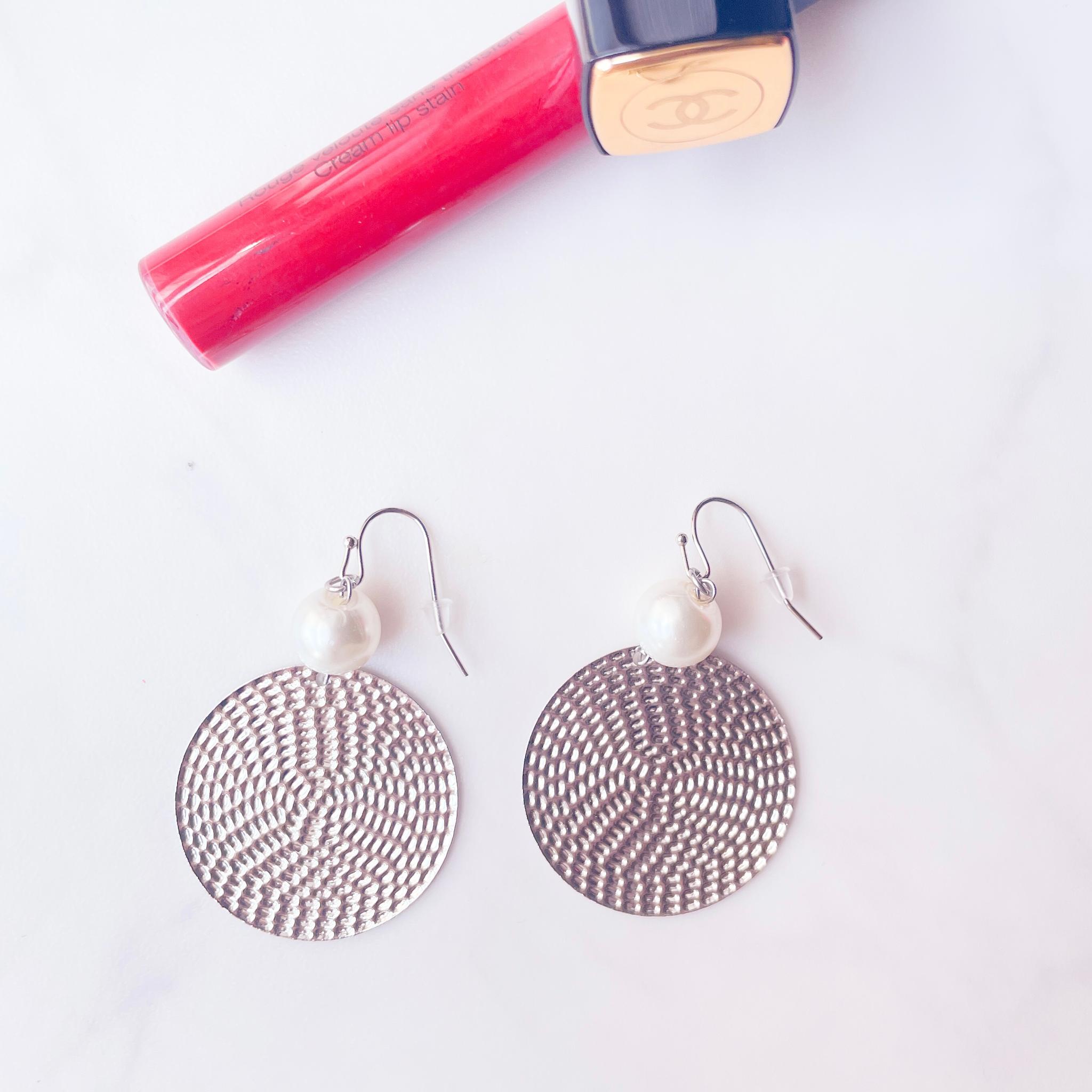 インパクト大なのに軽い！　シルバーメタルラウンドピアス | 2枚目