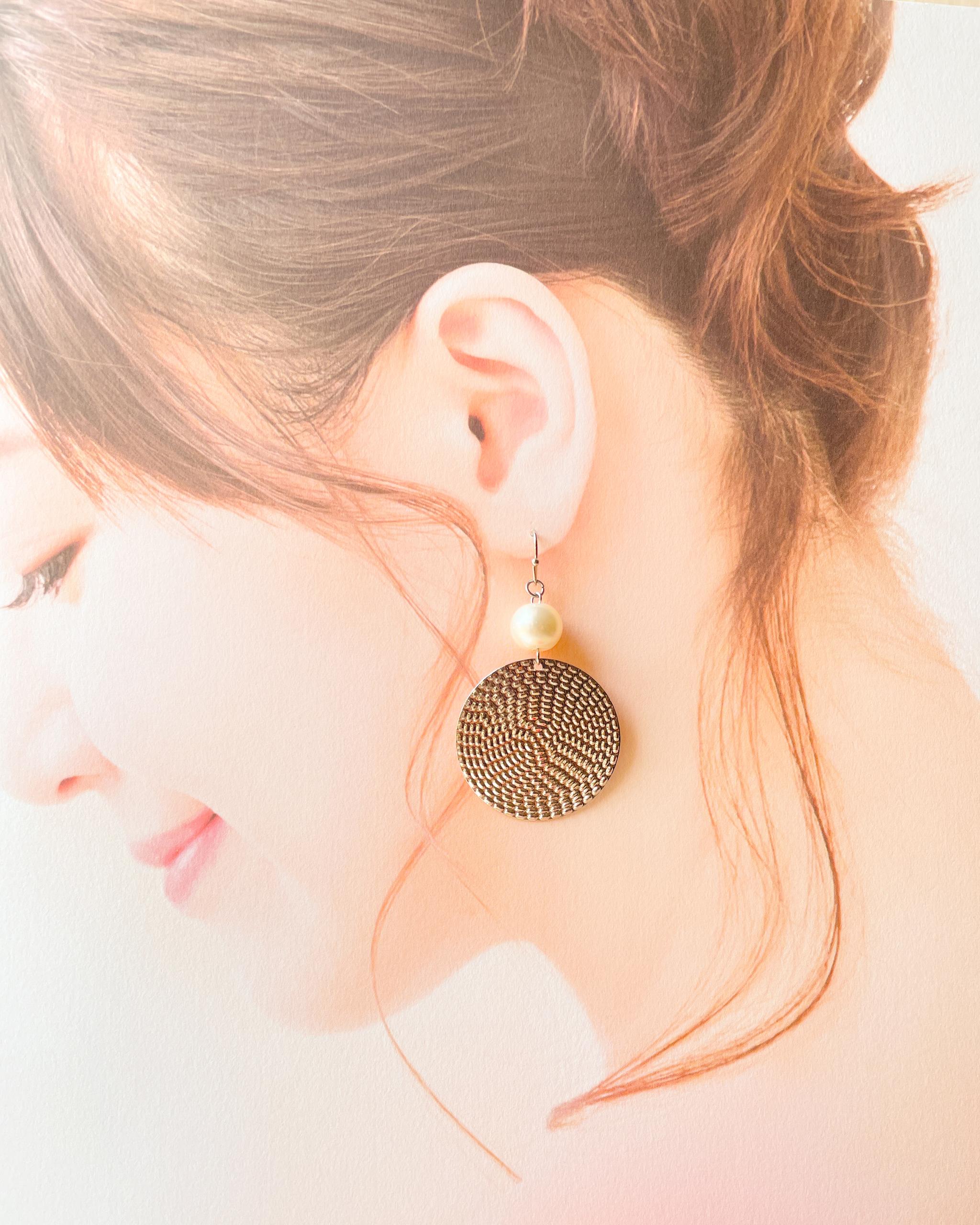 インパクト大なのに軽い！　シルバーメタルラウンドピアス | 3枚目