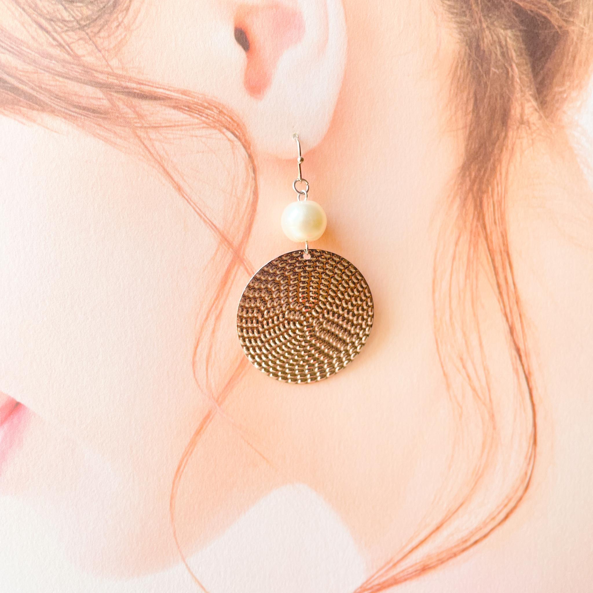 インパクト大なのに軽い！　シルバーメタルラウンドピアス | 4枚目