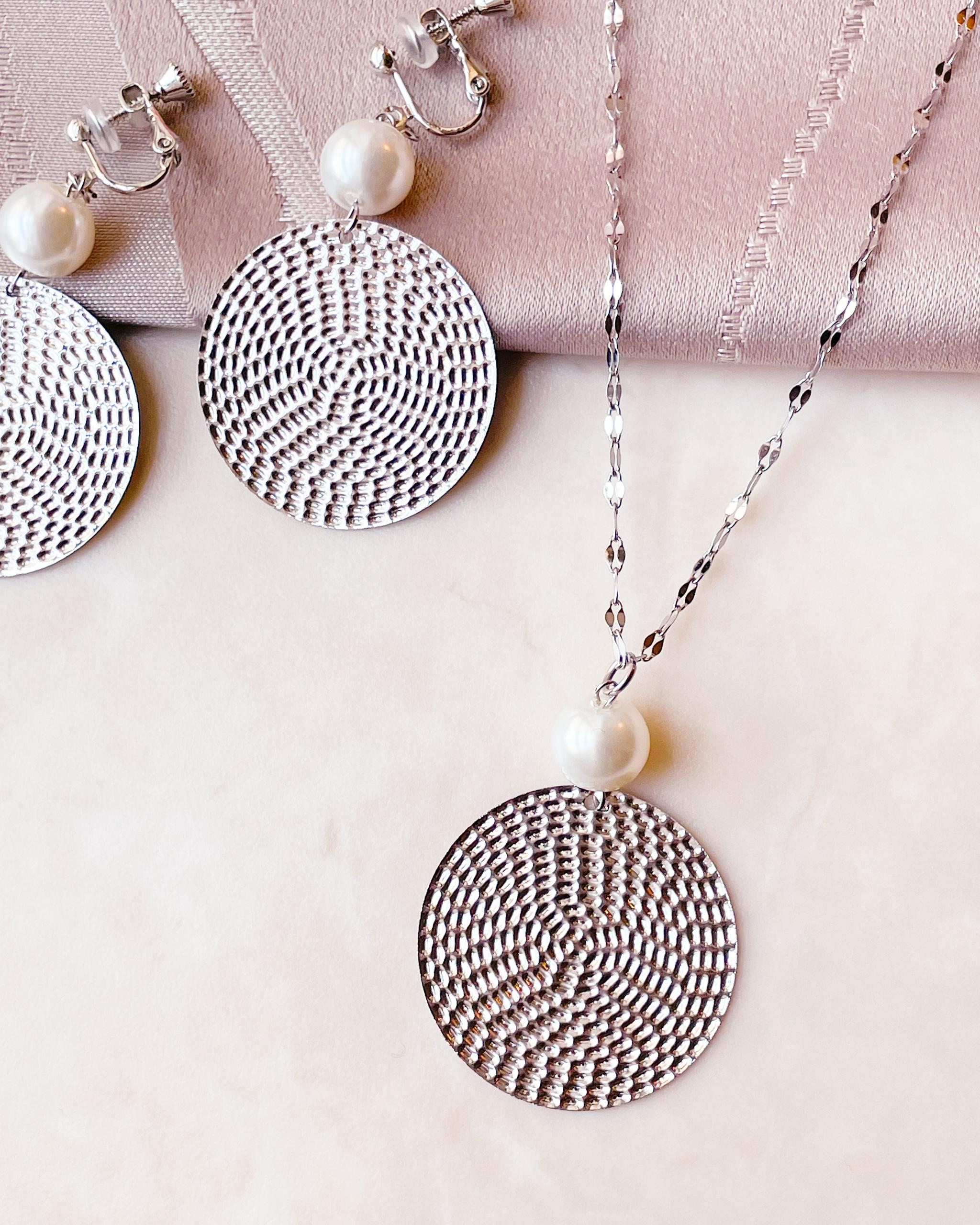 シルバーメタルパーツが煌めく　サージカルステンレスチェーンのロングネックレス(60cm)