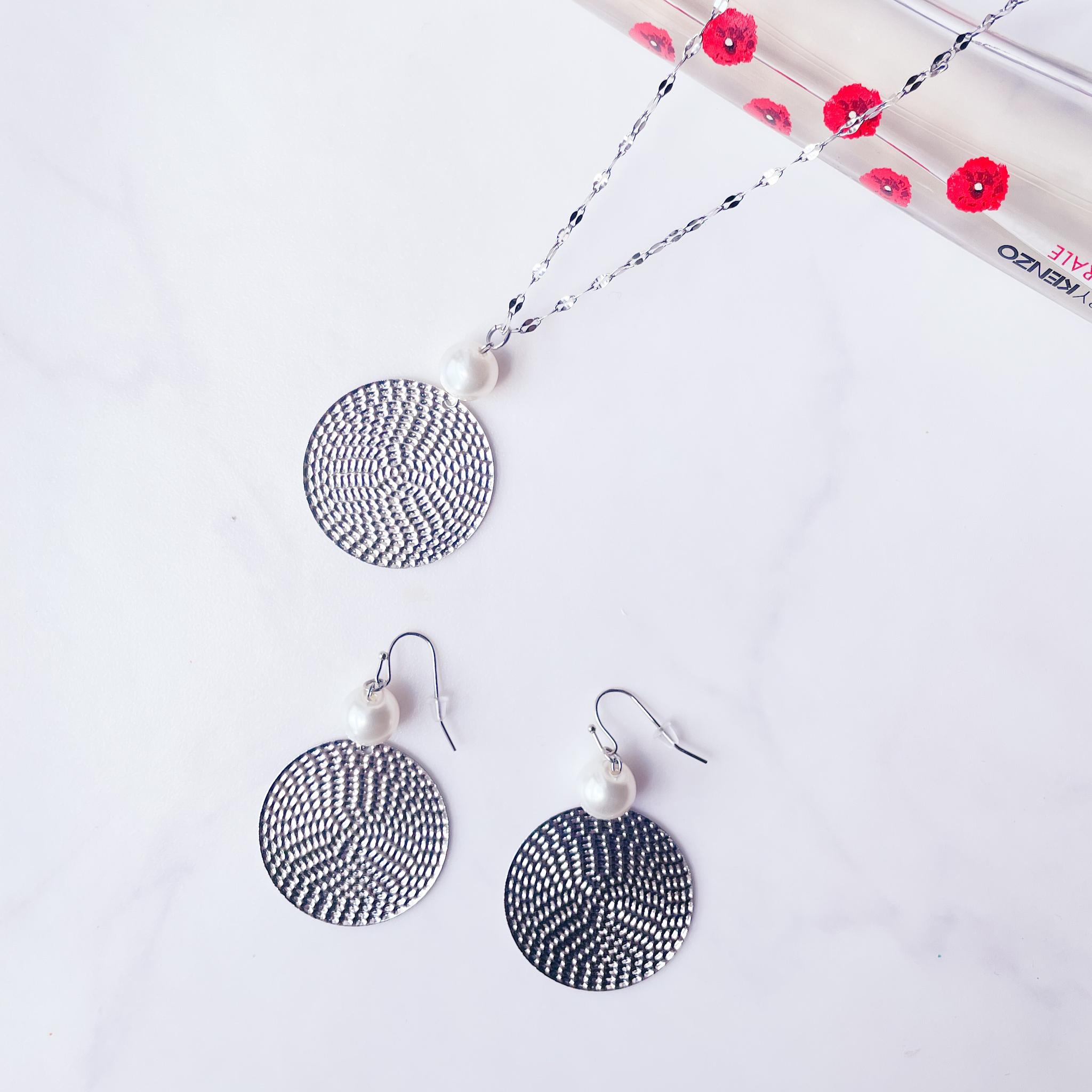 シルバーメタルパーツが煌めく　サージカルステンレスチェーンのロングネックレス(60cm) | 2枚目