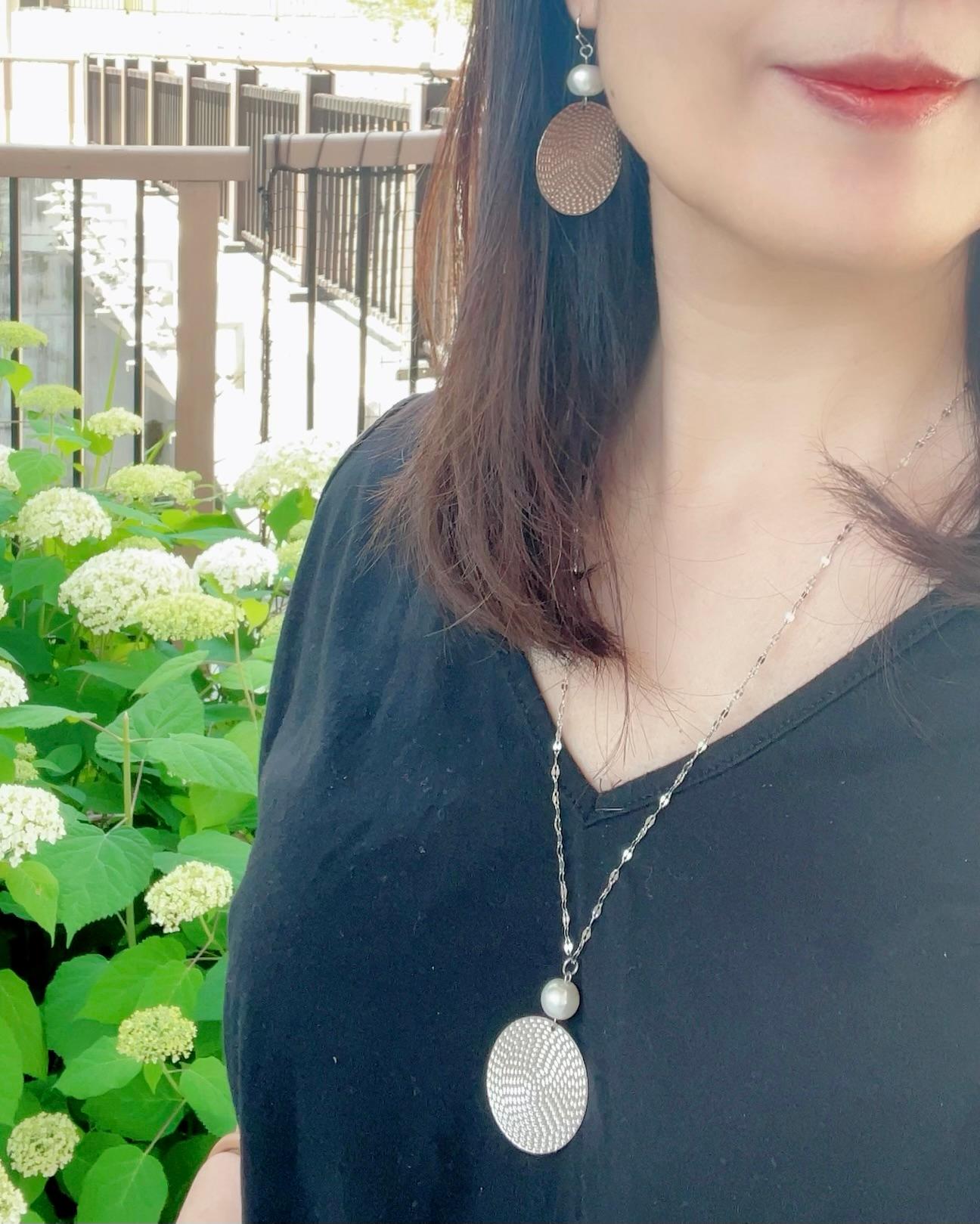 シルバーメタルパーツが煌めく　サージカルステンレスチェーンのロングネックレス(60cm) | 5枚目