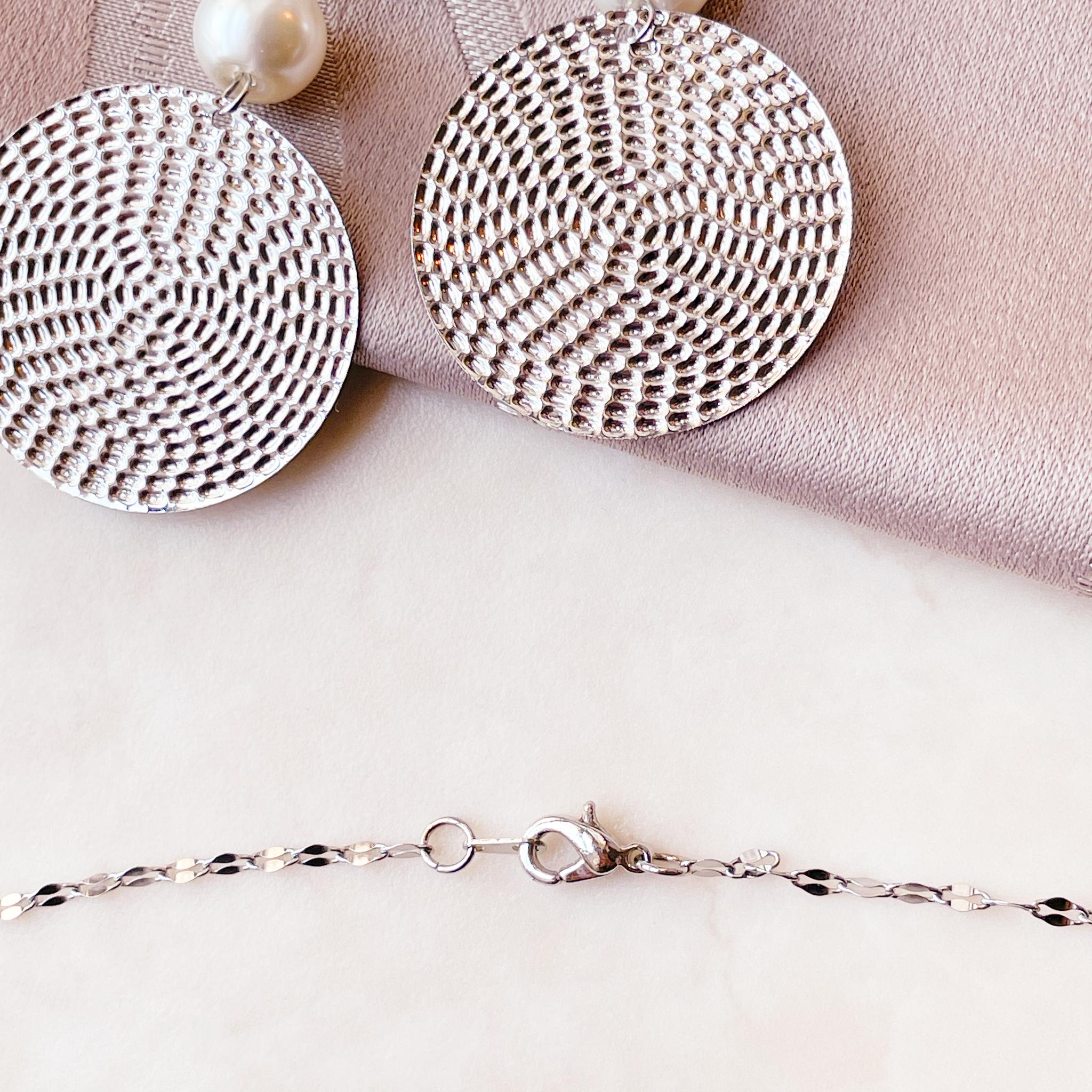 シルバーメタルパーツが煌めく　サージカルステンレスチェーンのロングネックレス(60cm) | 6枚目