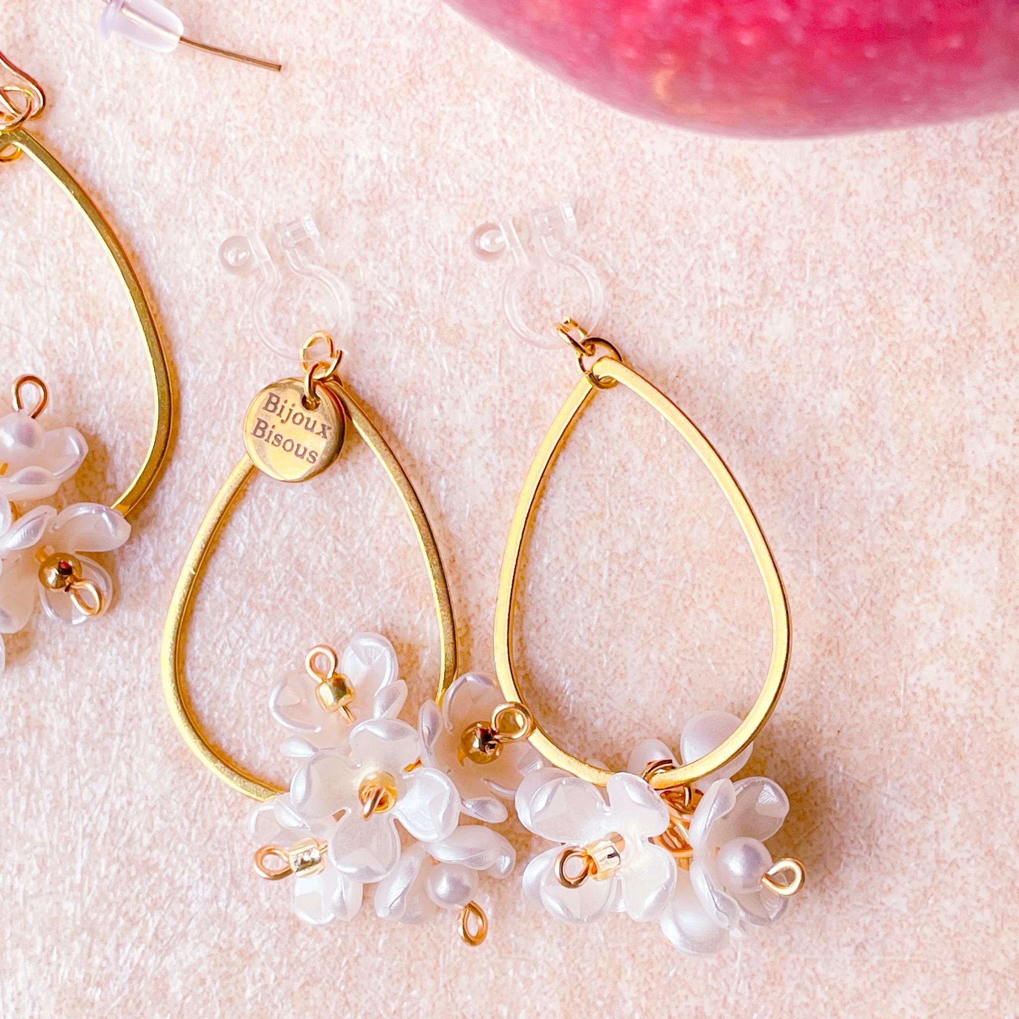 パールホワイトの可憐な小花が揺れる～フェミニンなドロップピアス／ノンホールピアス | 11枚目