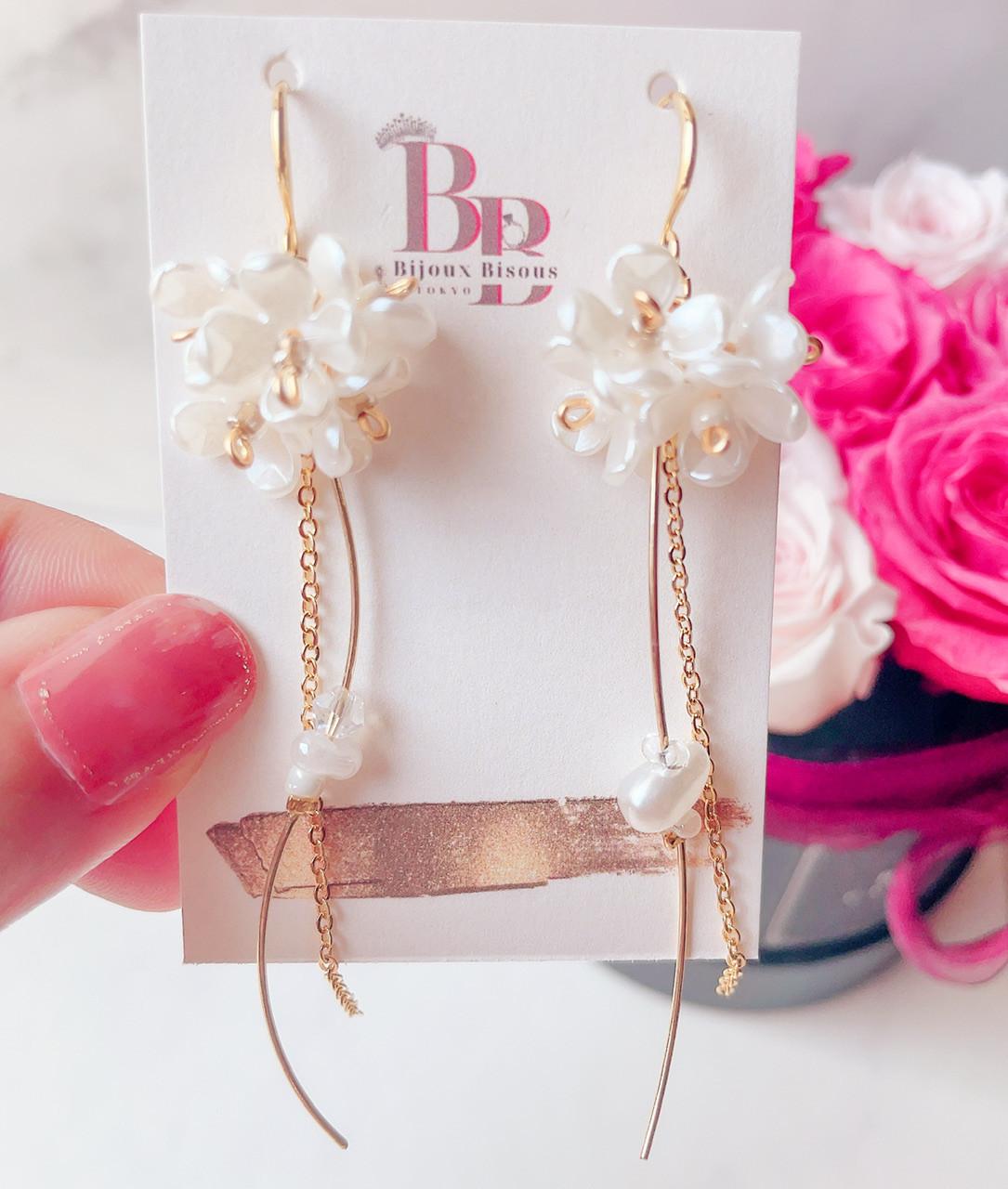 パールホワイトの可憐な小花が揺れる～フェミニンなドロップピアス／ノンホールピアス | 16枚目