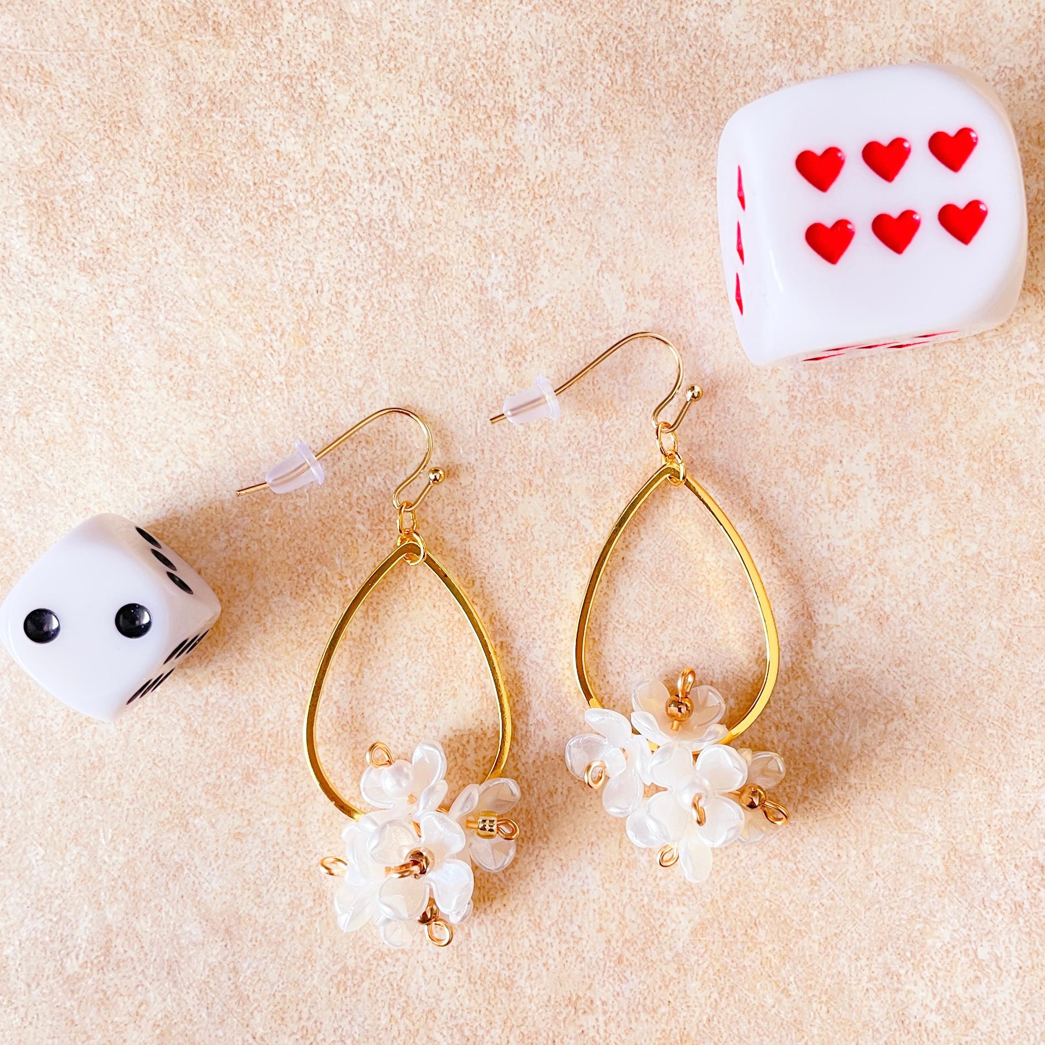 パールホワイトの可憐な小花が揺れる～フェミニンなドロップピアス／ノンホールピアス | 2枚目