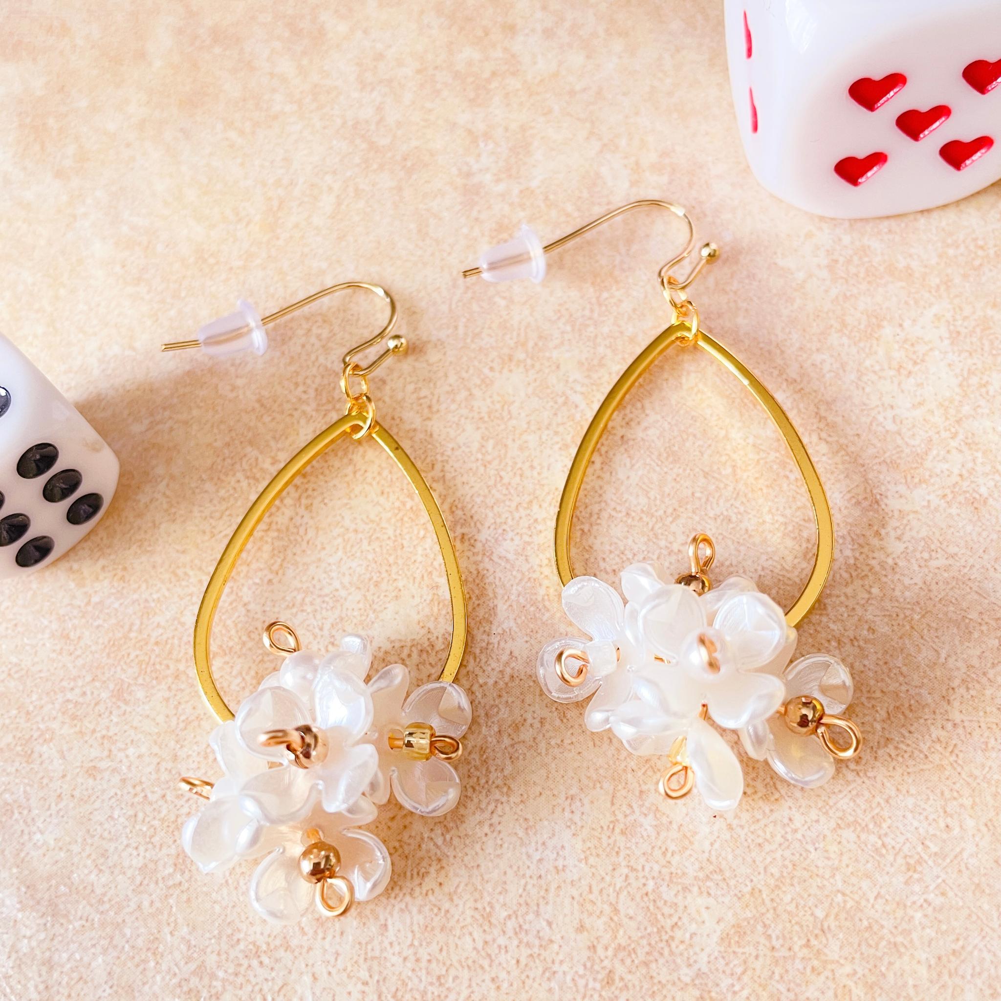 パールホワイトの可憐な小花が揺れる～フェミニンなドロップピアス／ノンホールピアス | 3枚目