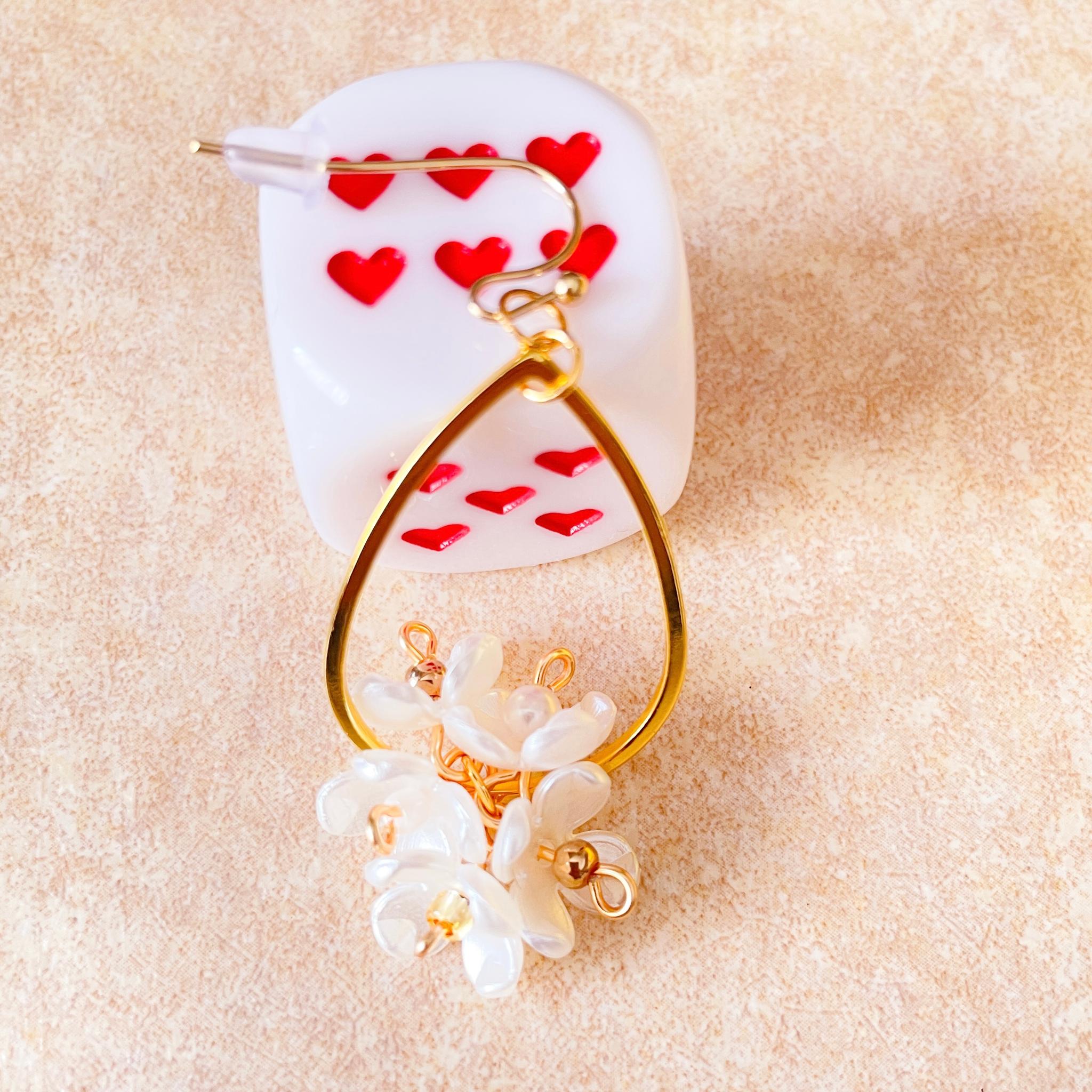 パールホワイトの可憐な小花が揺れる～フェミニンなドロップピアス／ノンホールピアス | 4枚目