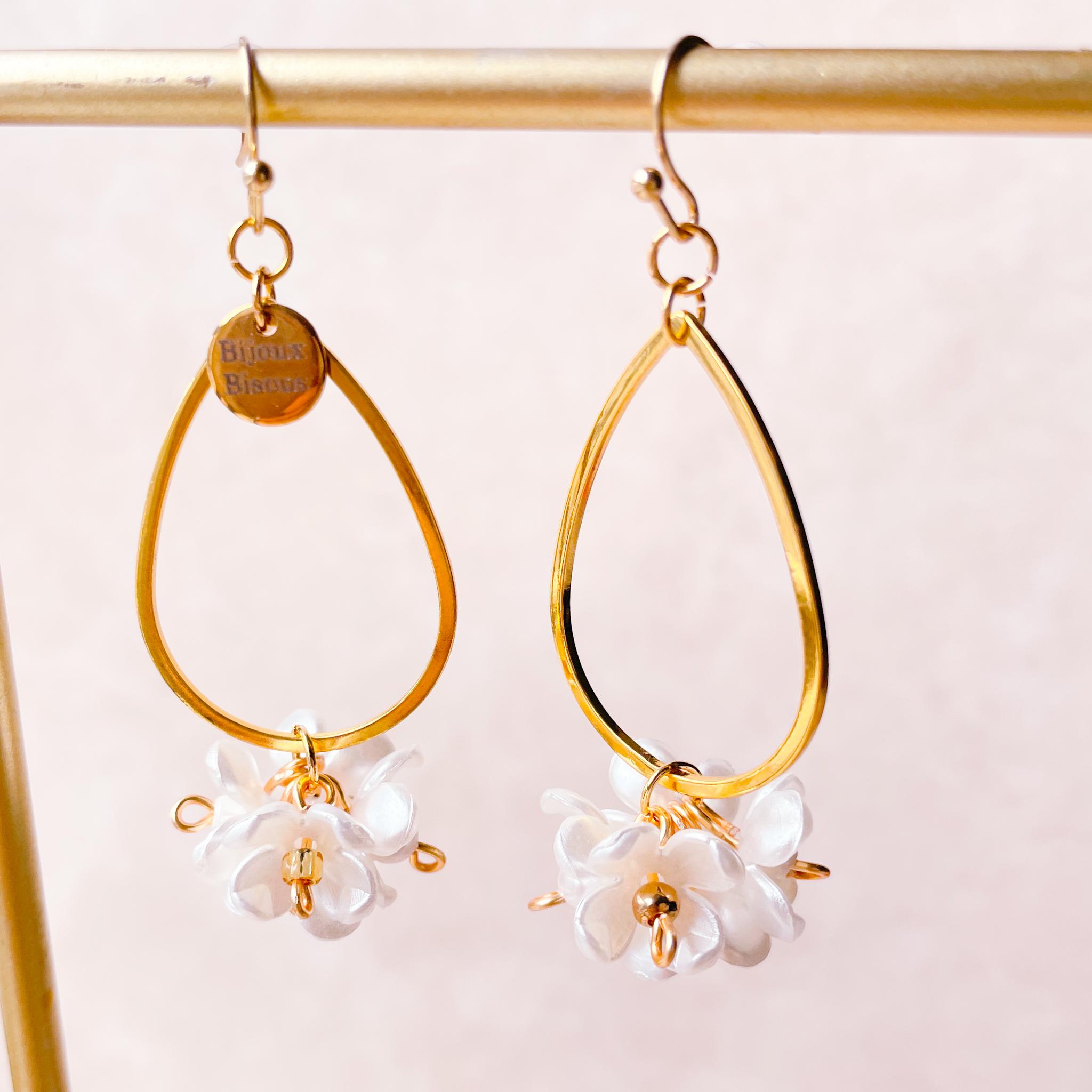 パールホワイトの可憐な小花が揺れる～フェミニンなドロップピアス／ノンホールピアス | 5枚目