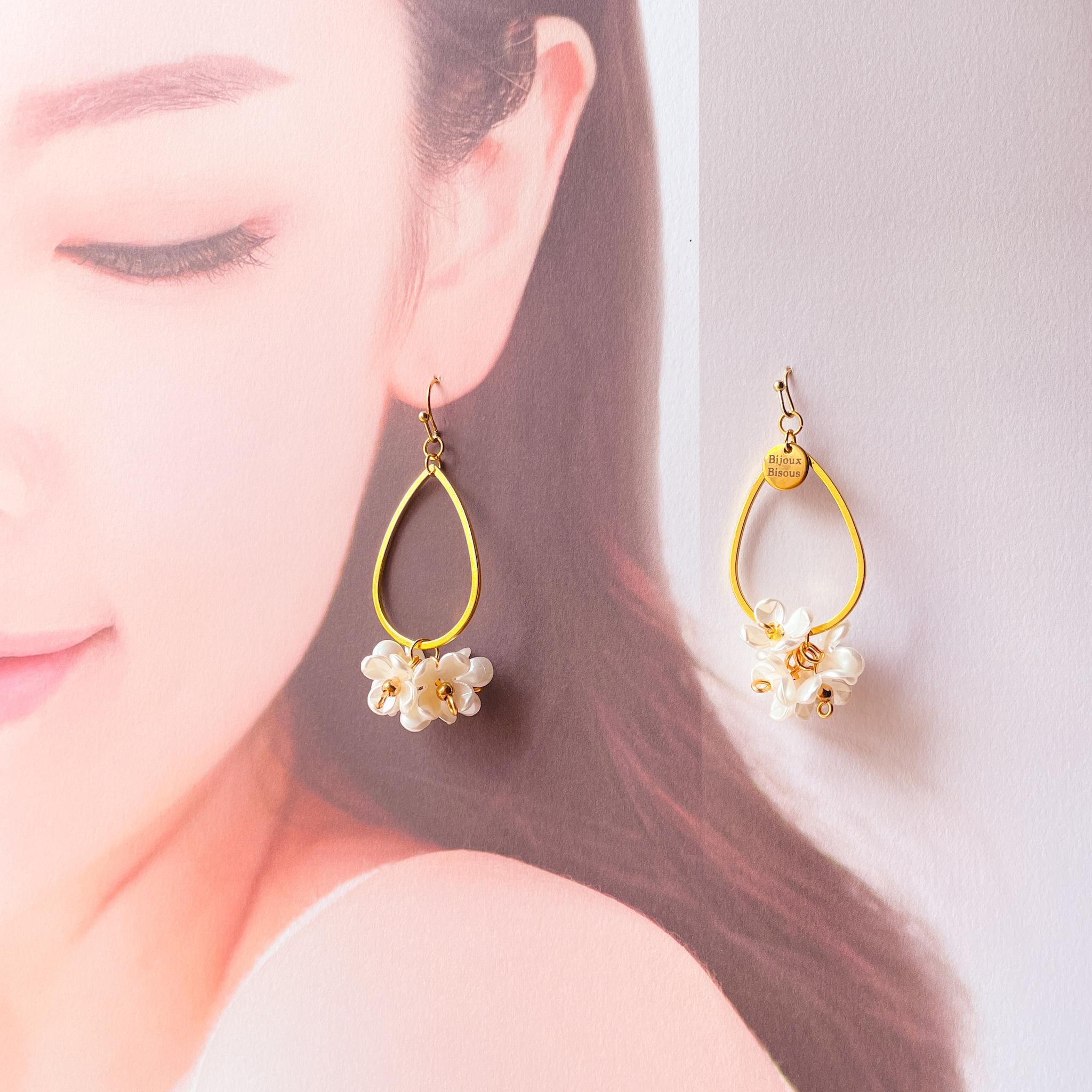 パールホワイトの可憐な小花が揺れる～フェミニンなドロップピアス／ノンホールピアス | 6枚目