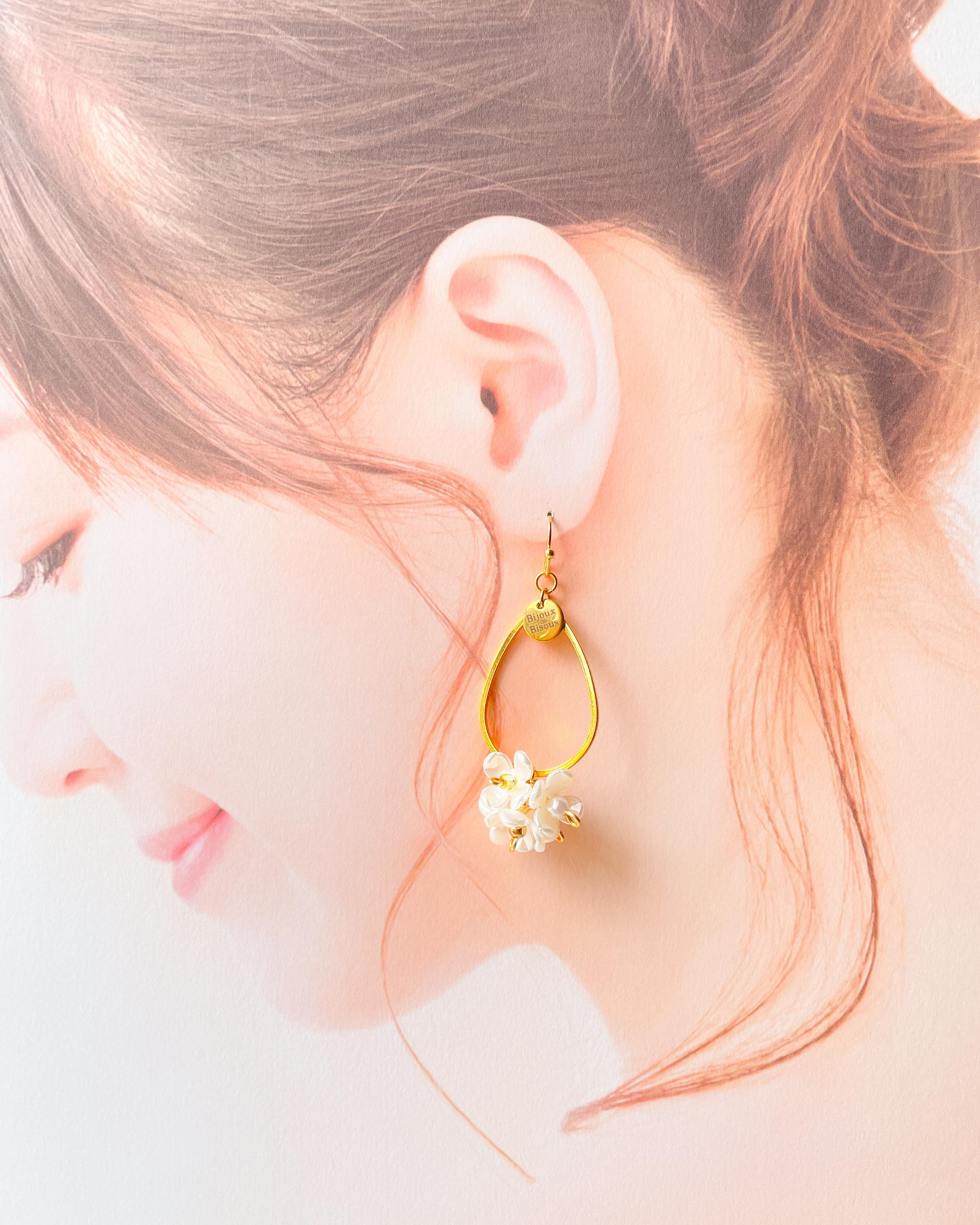 パールホワイトの可憐な小花が揺れる～フェミニンなドロップピアス／ノンホールピアス | 7枚目