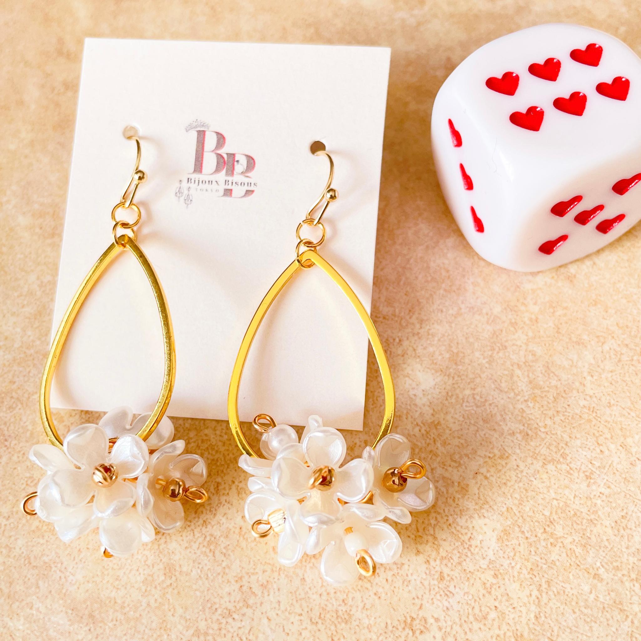 パールホワイトの可憐な小花が揺れる～フェミニンなドロップピアス／ノンホールピアス | 9枚目