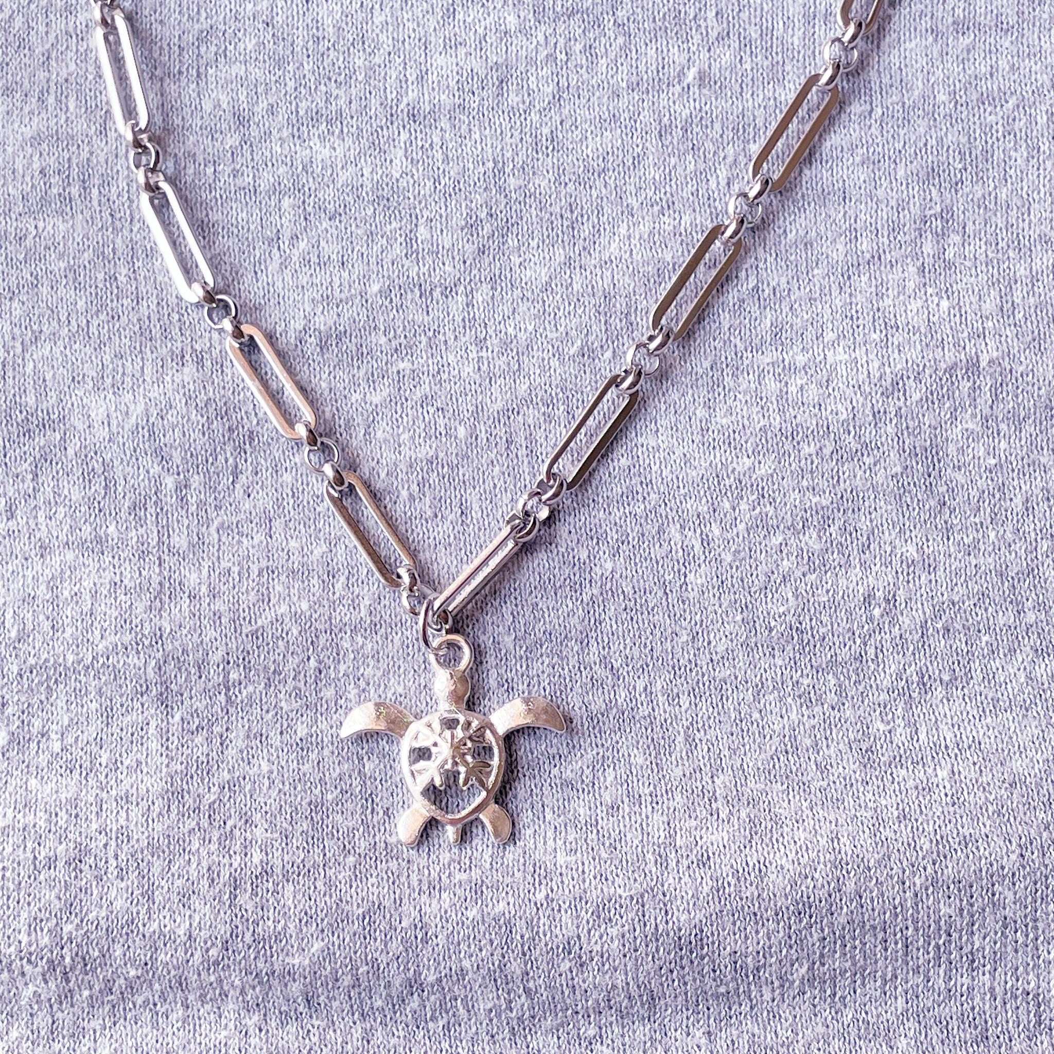 Honu”ホヌ（ウミガメ）チャームネックレス　マンテルで留めるの簡単！ユニセックスデザイン | 3枚目