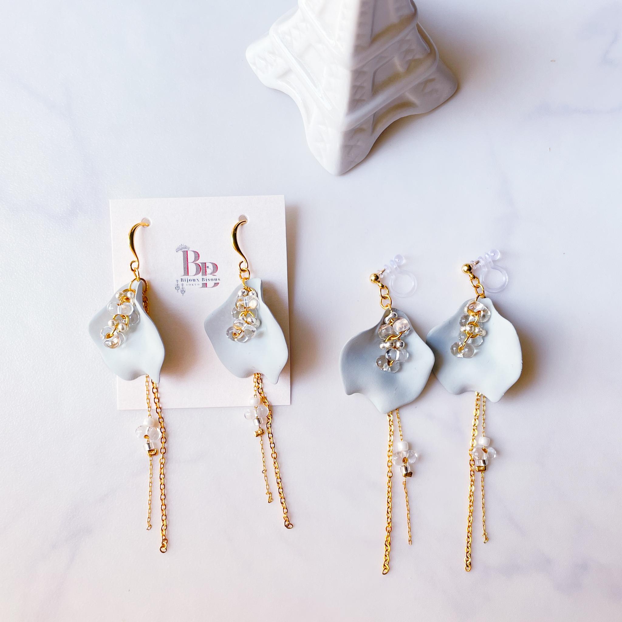 アフタヌーンティーに♥マットな花びらの華やかピアス・イヤリング(グレー)　ヌン活アクセ