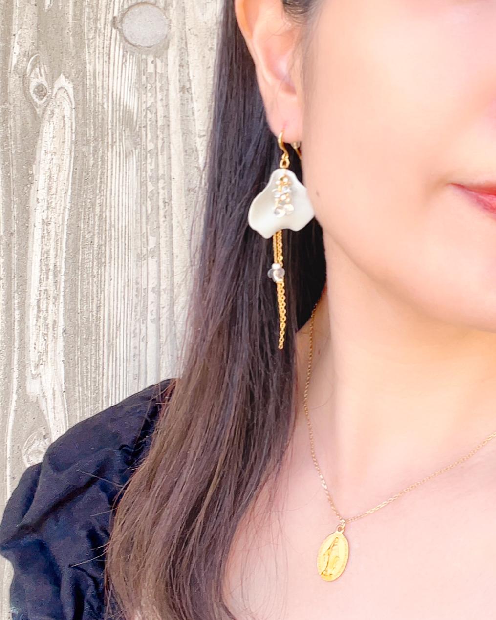 アフタヌーンティーに♥マットな花びらの華やかピアス・イヤリング(グレー)　ヌン活アクセ | 5枚目