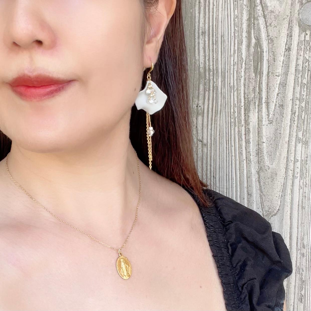 アフタヌーンティーに♥マットな花びらの華やかピアス・イヤリング(グレー)　ヌン活アクセ | 6枚目