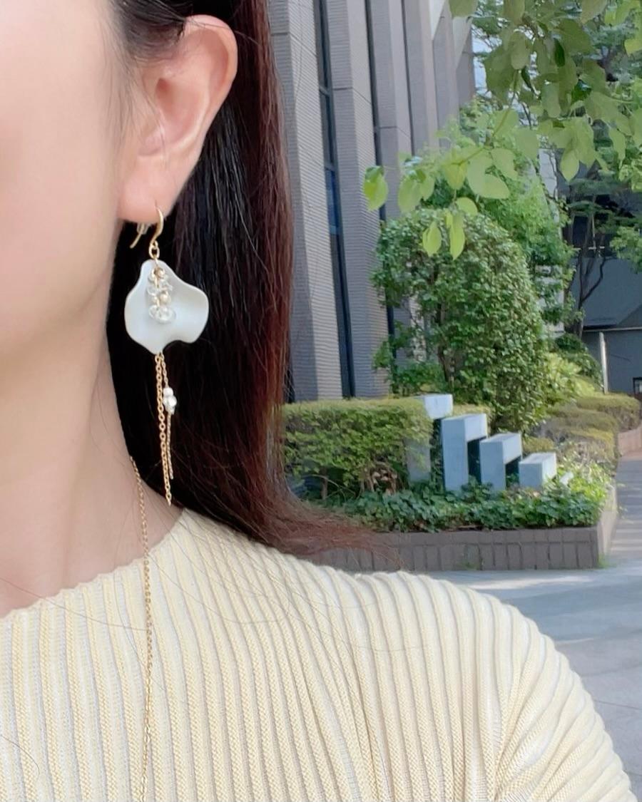 アフタヌーンティーに♥マットな花びらの華やかピアス・イヤリング(グレー)　ヌン活アクセ | 7枚目