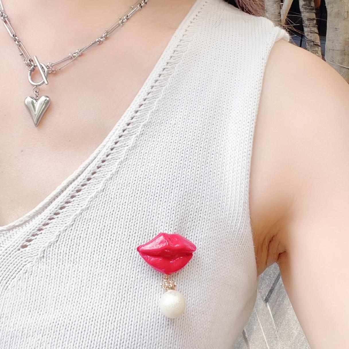 ときめきは胸元から♥真っ赤なリップのKissブローチ | 2枚目