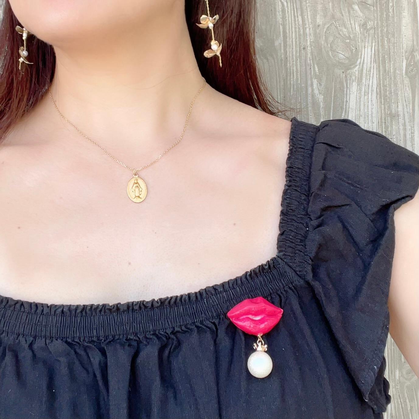 ときめきは胸元から♥真っ赤なリップのKissブローチ