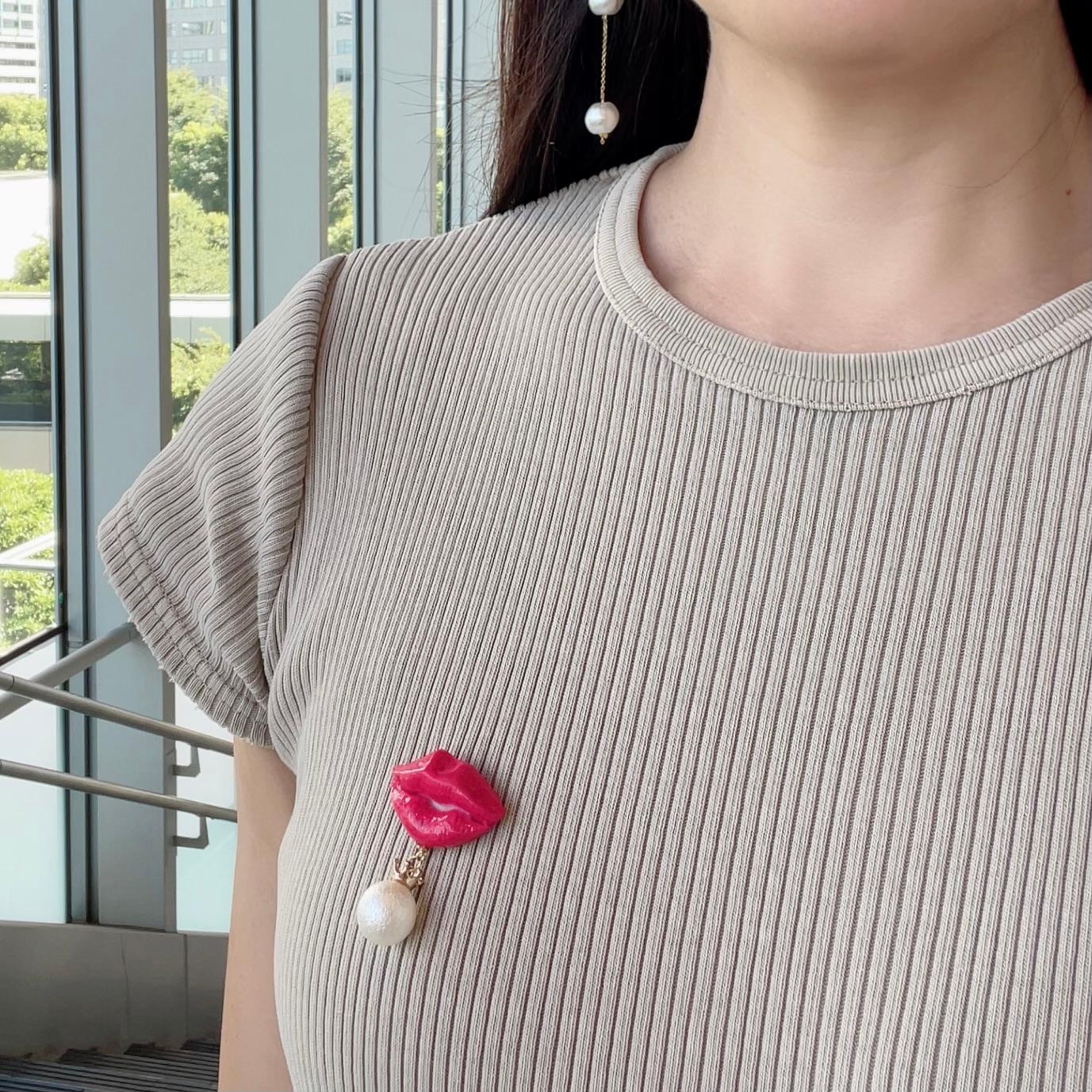 ときめきは胸元から♥真っ赤なリップのKissブローチ | 3枚目