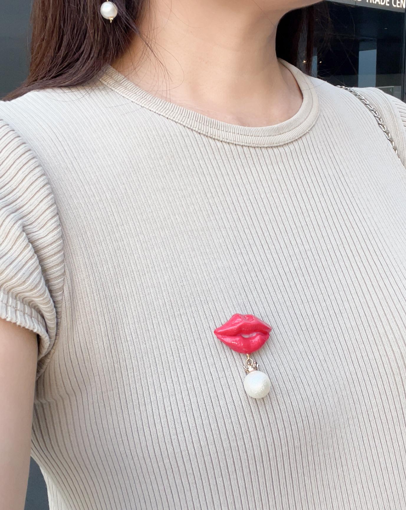 ときめきは胸元から♥真っ赤なリップのKissブローチ | 4枚目